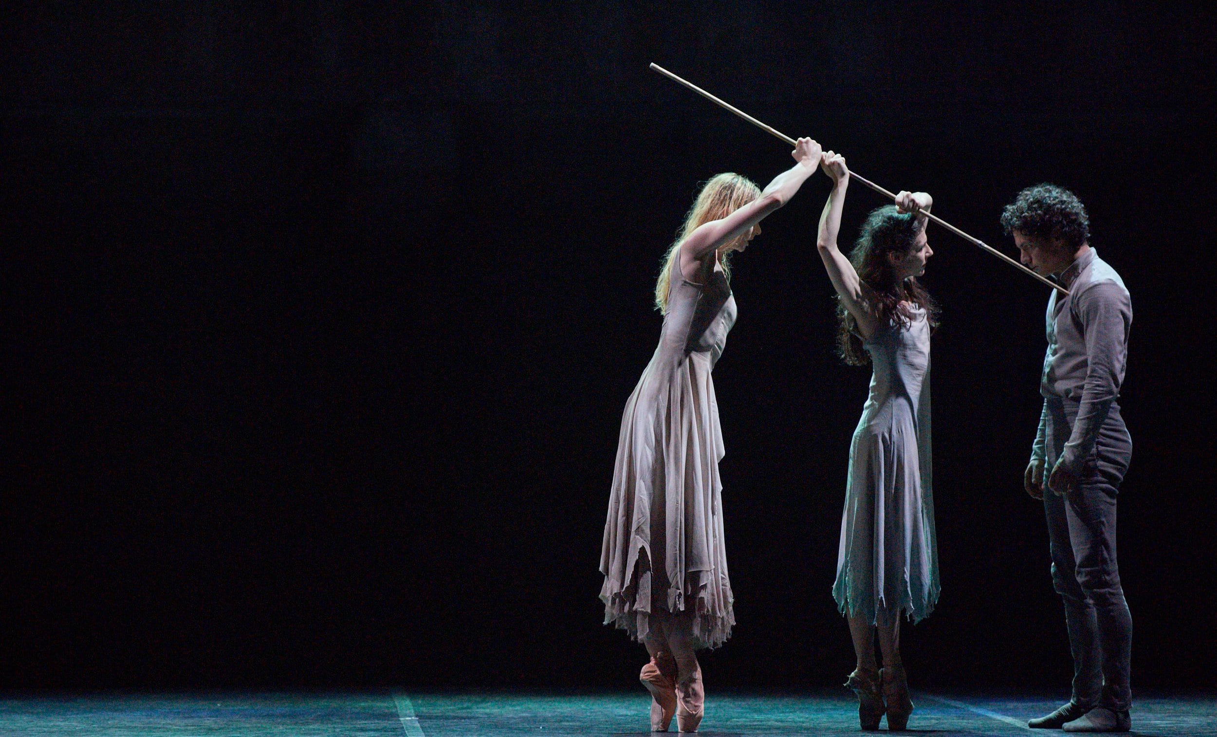 Alina-Cojocaru,-Stina-Quagebeur,-Isaac-Hernandez-in-Akram-Khan's-Giselle-(c)-Laurent-Liotardo