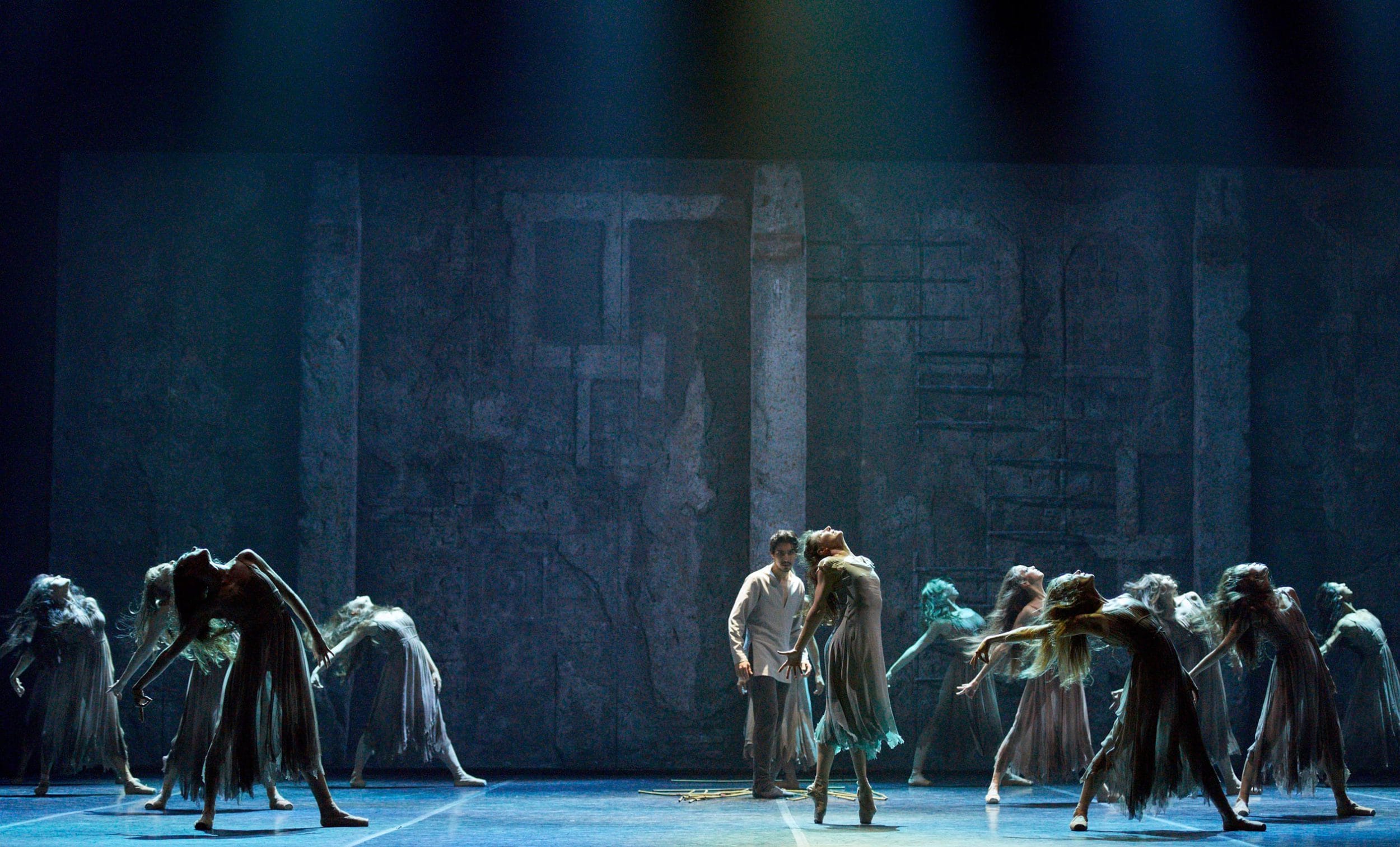 Alina Cojocaru and Cesar Corrales in Akram Khan's Giselle © Laurent-Liotardo
