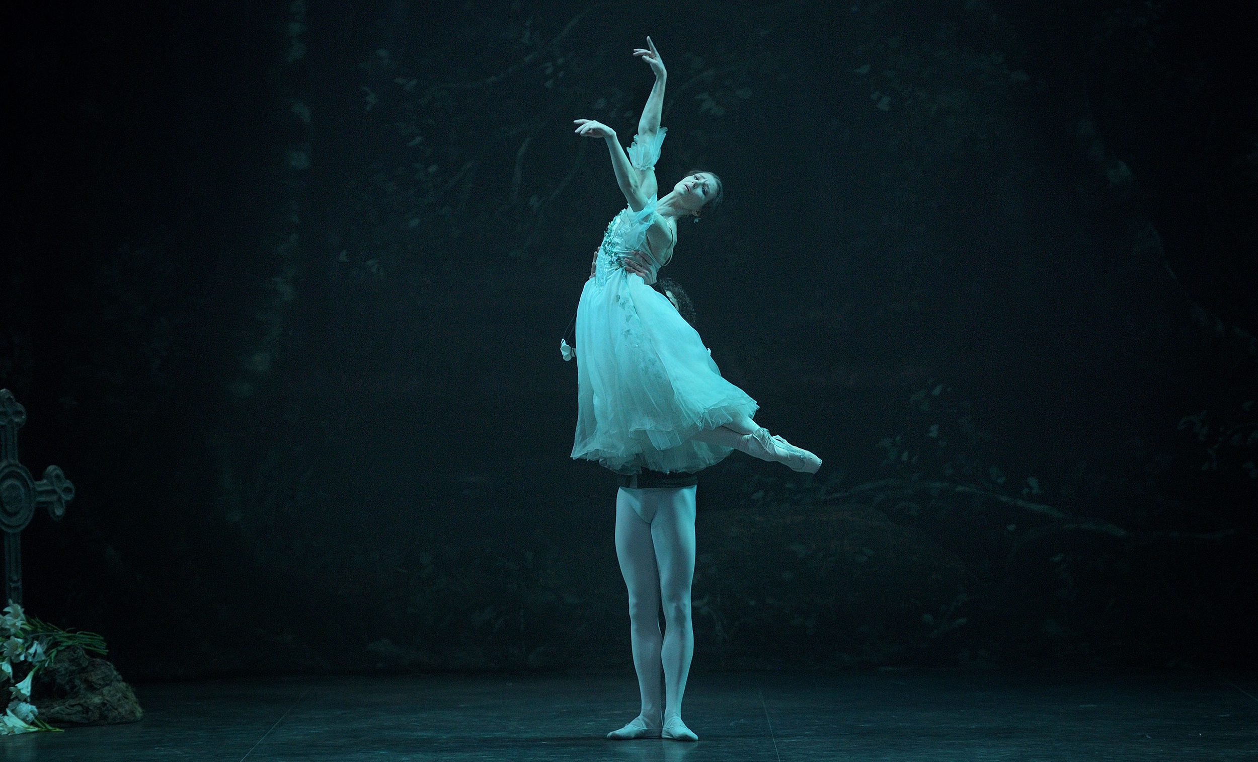 Alina Cojocaru and Isaac Hernandez in Mary Skeaping's Giselle © Laurent Liotatdo