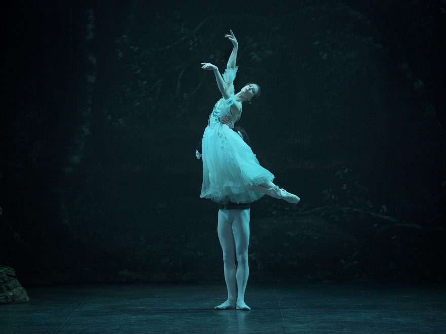 Alina Cojocaru and Isaac Hernandez in Mary Skeaping's Giselle © Laurent Liotatdo