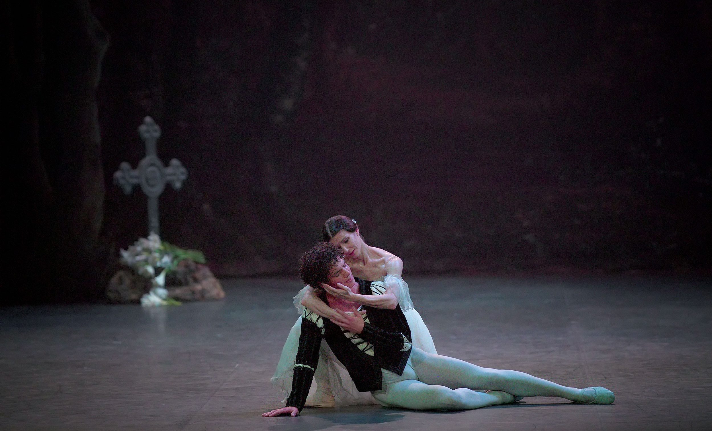 Alina-Cojocaru-and-Isaac-Hernandez-in-Giselle-(c)-Laurent-Liotardo-(2)