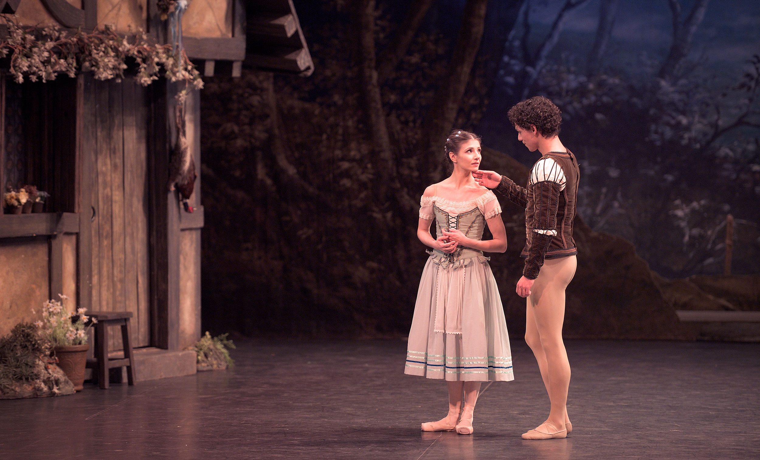 Alina Cojocaru and Isaac Hernandez in Mary Skeaping's Giselle © Laurent Liotardo
