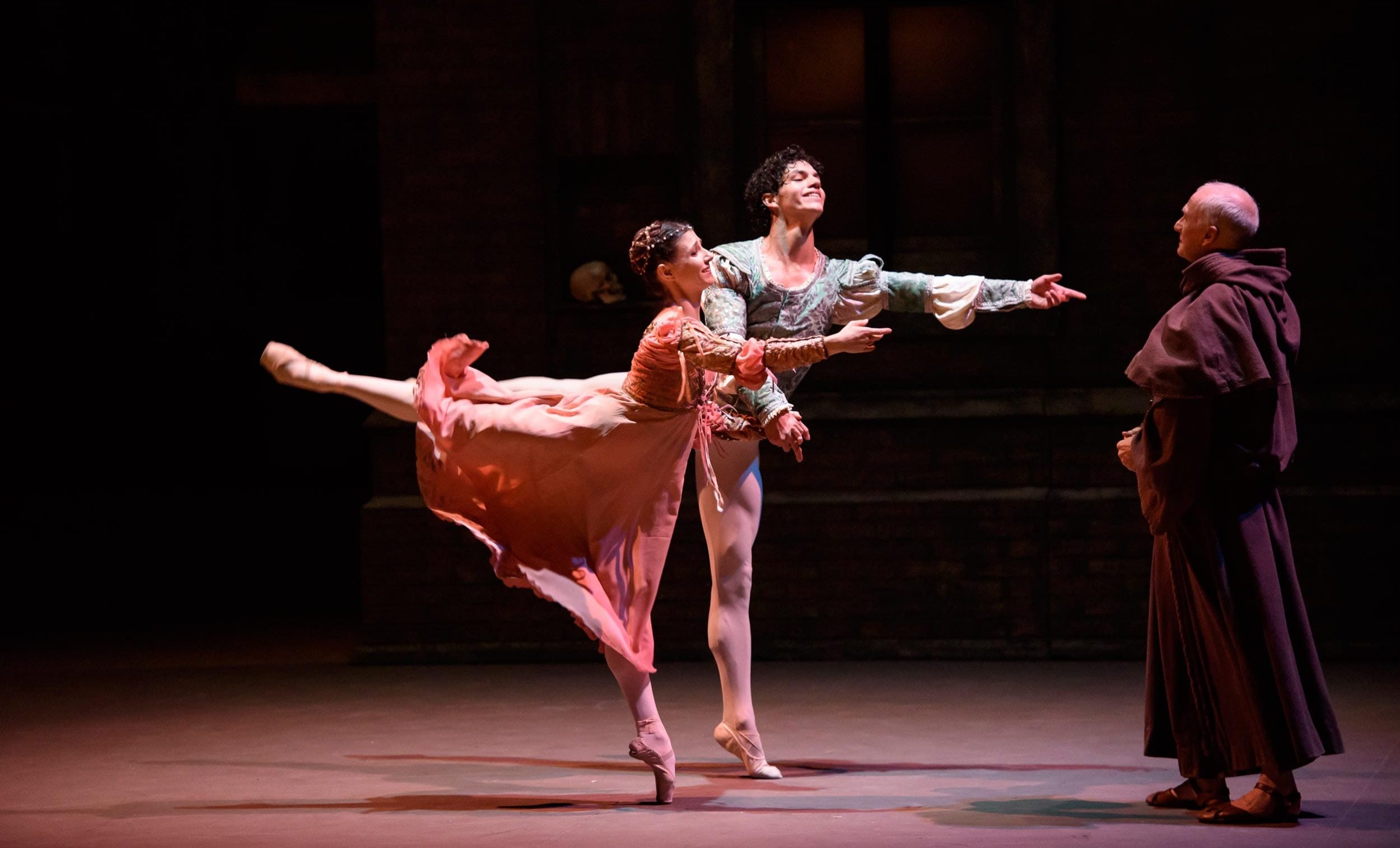 Alina-Cojocaru-and-Isaac-Hernandez-in-Romeo-&-Juliet-©Bill-Cooper