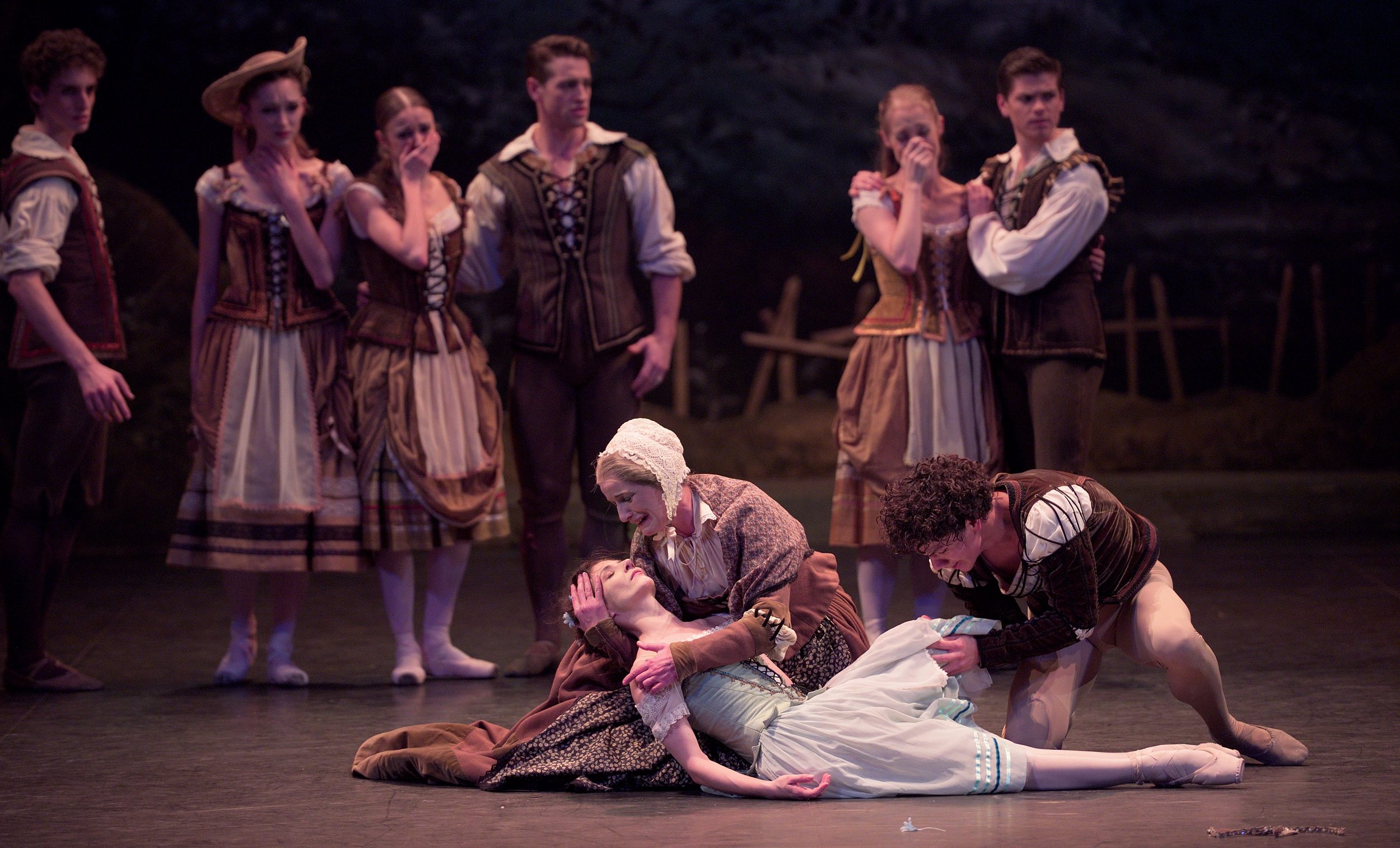 Alina Cojocaru and Jane Haworth in Mary Skeaping's Giselle © Laurent Liotardo