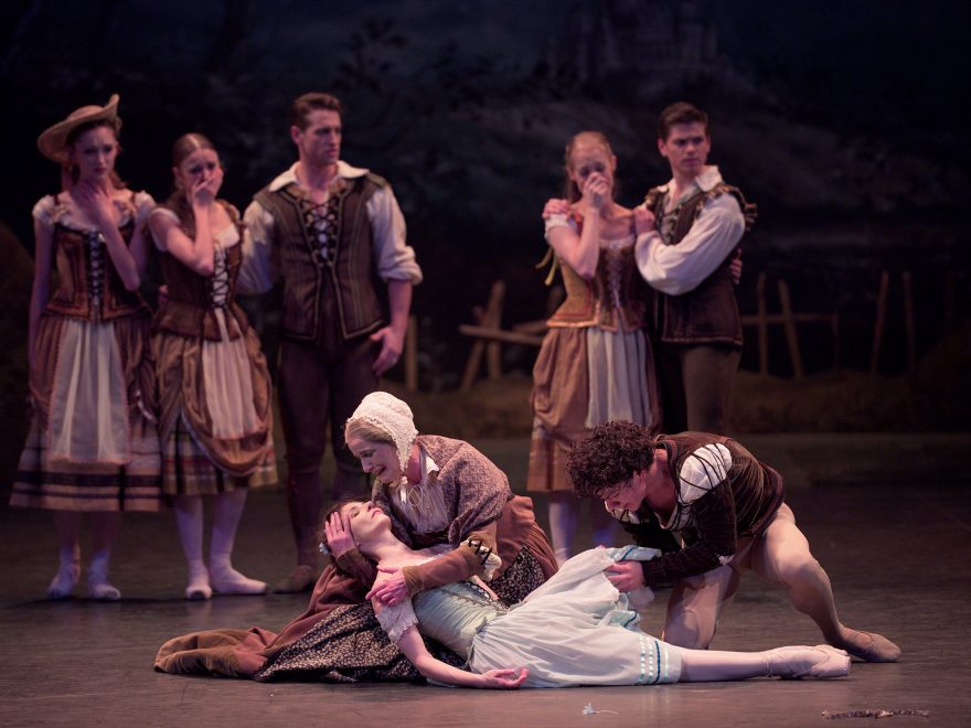 Alina Cojocaru and Jane Haworth in Mary Skeaping's Giselle © Laurent Liotardo