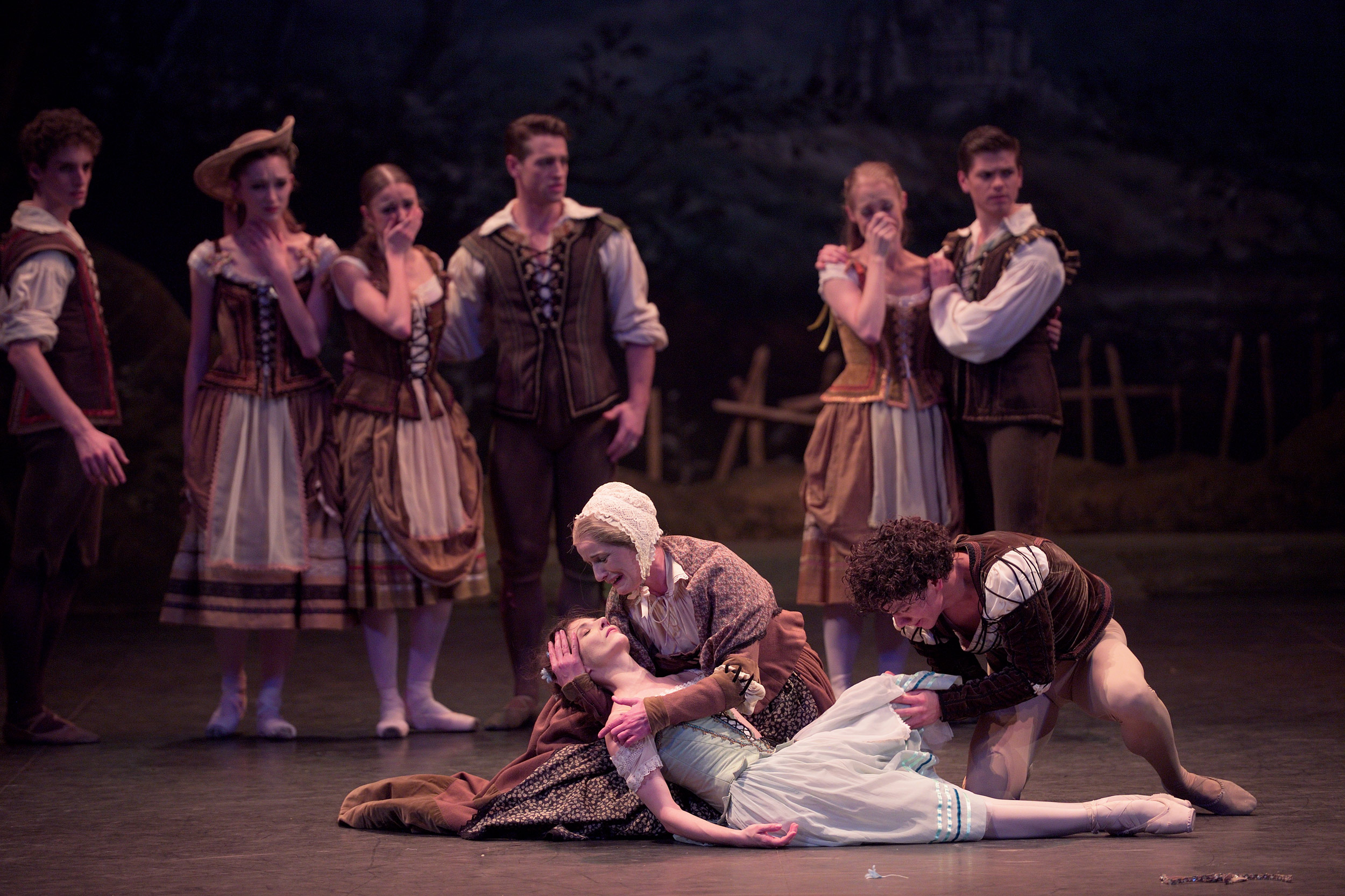 Alina Cojocaru and Jane Haworth in Mary Skeaping's Giselle © Laurent Liotardo