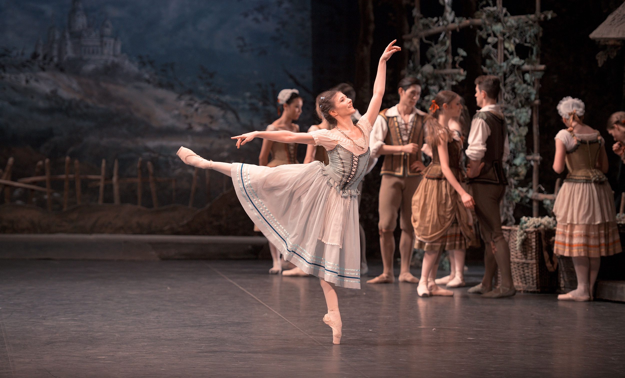 Alina-Cojocaru-in-Giselle-c-Laurent-Liot