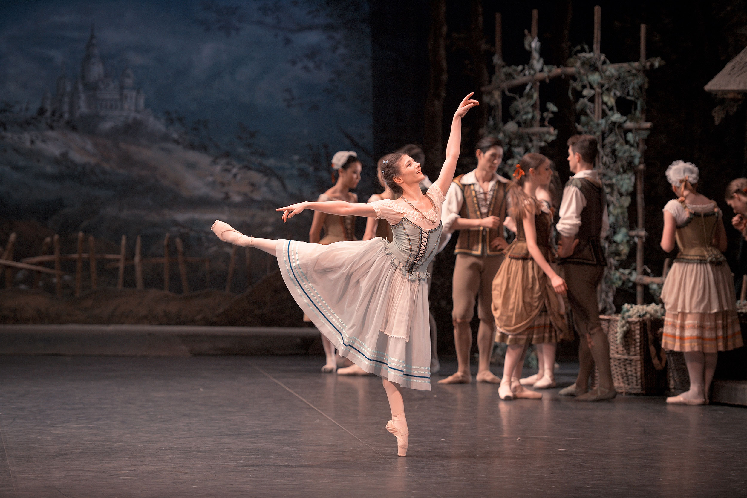 Alina Cojocaru in Mary Skeaping's Giselle © Laurent Liotardo