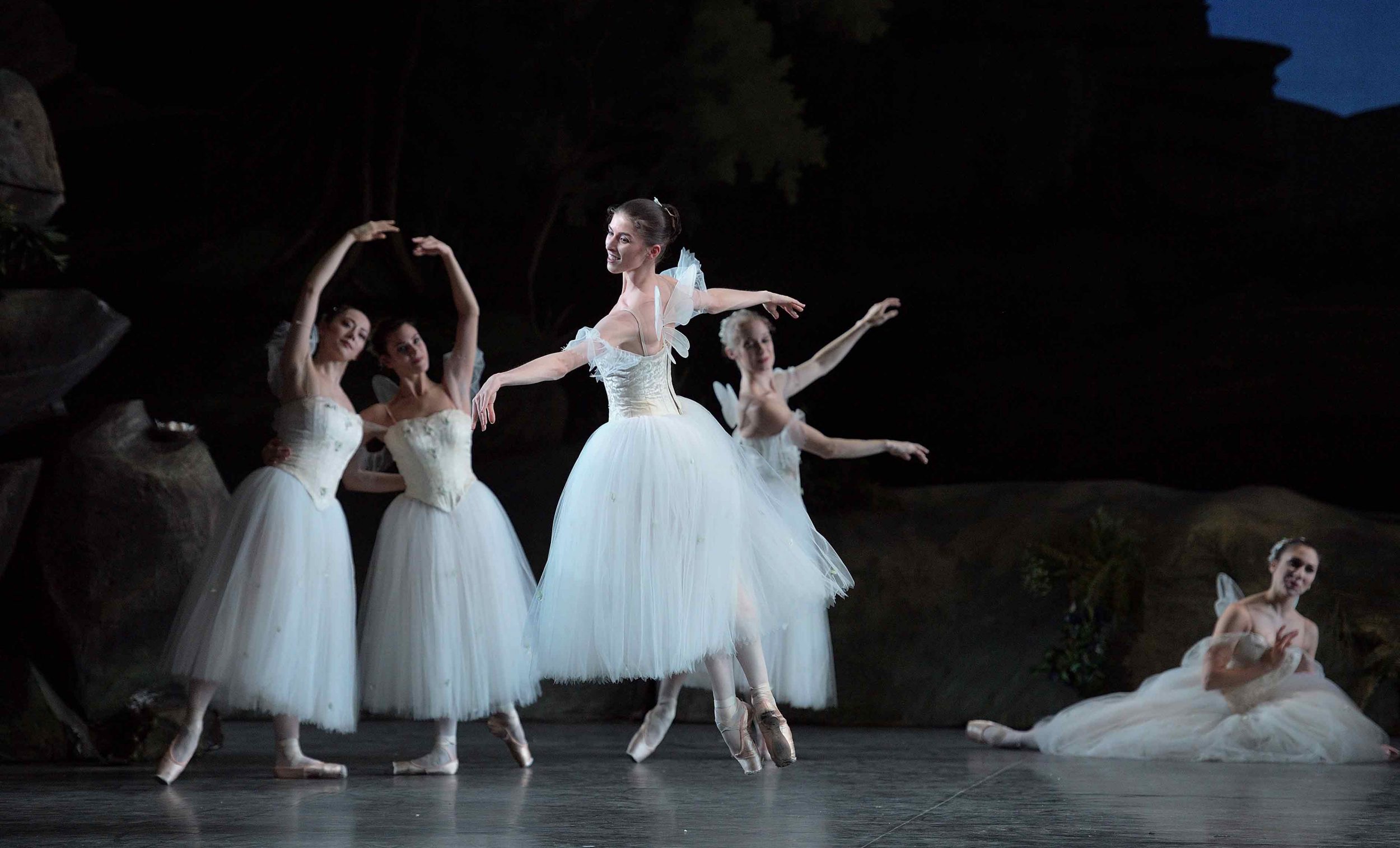 Connie-Vowles-in-La-Sylphide-©-Laurent-Liotardo