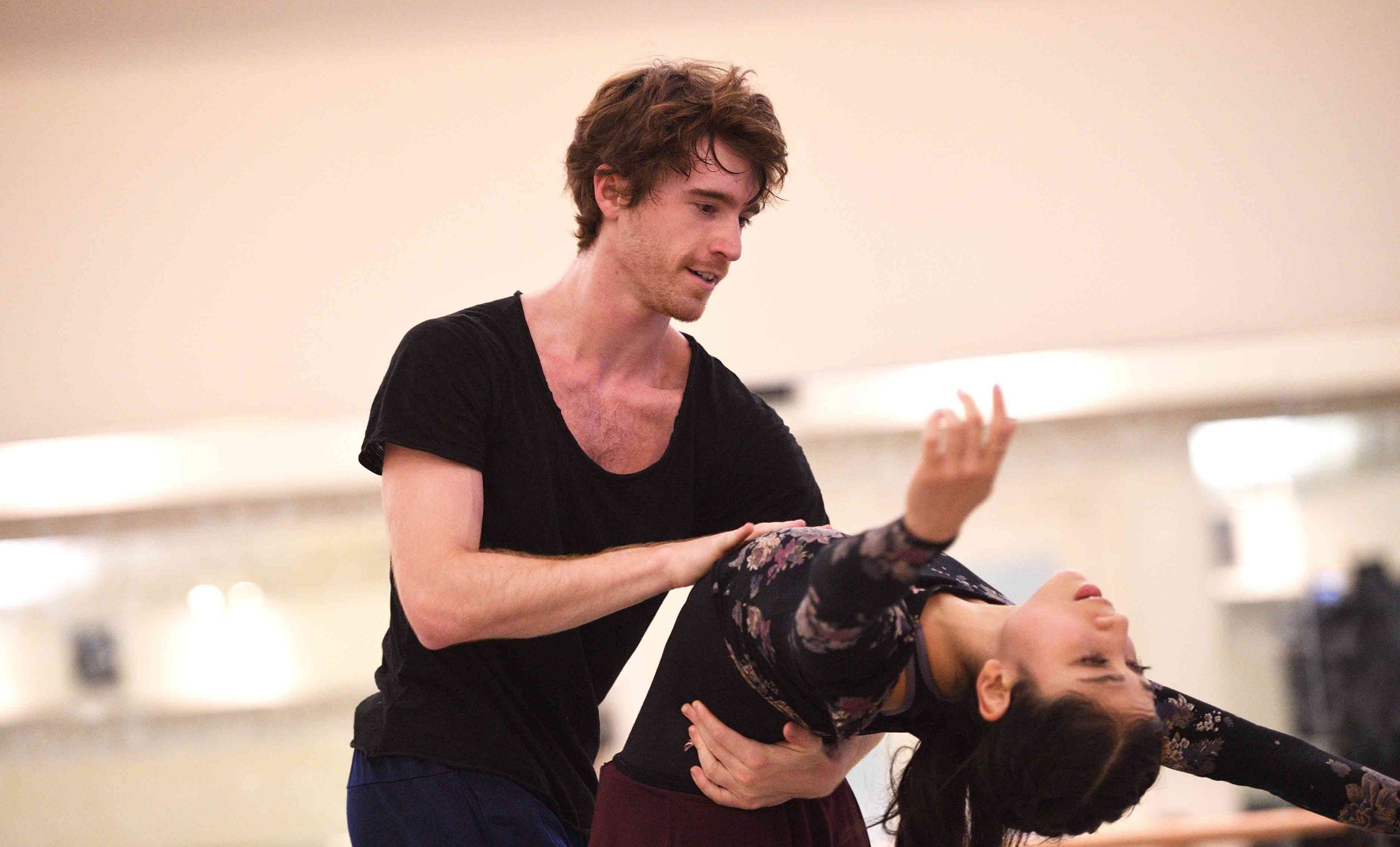 Crystal-Costa-and-Aitor-Arrieta-rehearsing-Akram-Khan's-Giselle-©-Laurent-Liotardo-(3)