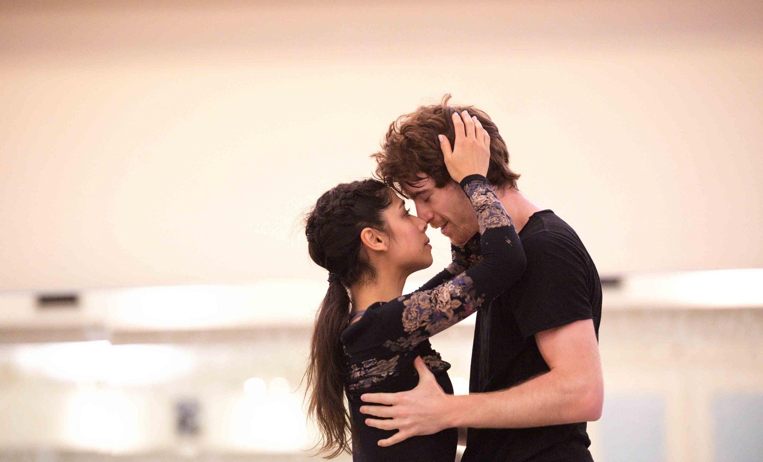 Crystal-Costa-and-Aitor-Arrieta-rehearsing-Akram-Khan's-Giselle-©-Laurent-Liotardo-(4)