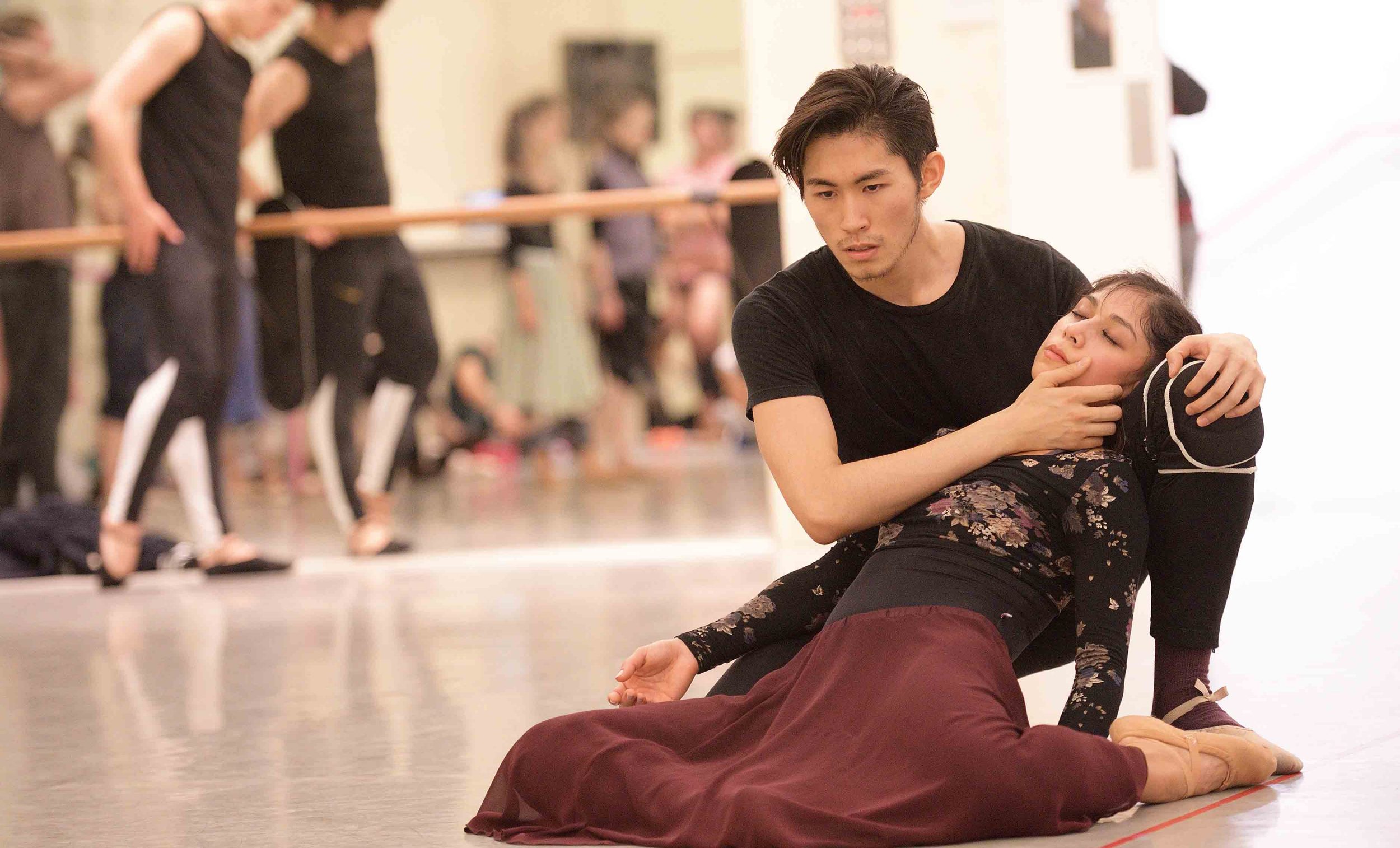 Crystal-Costa-and-Ken-Saruhashi-rehearsing-Akram-Khan's-Giselle-©-Laurent-Liotardo