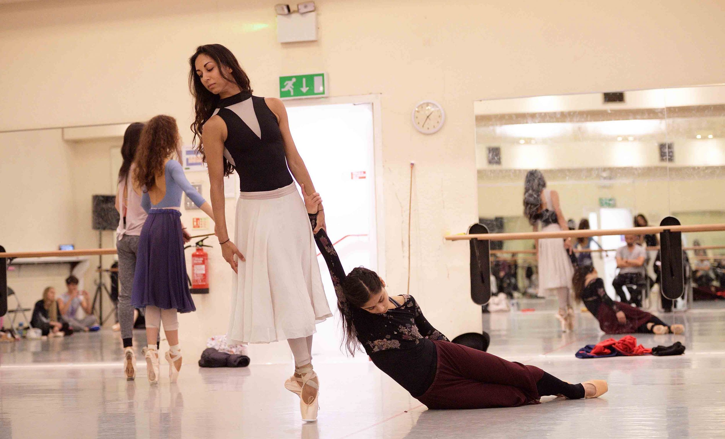 Crystal-Costa-and-Sarah-Kundi-rehearsing-Akram-Khan's-Giselle-©-Laurent-Liotardo--(2)