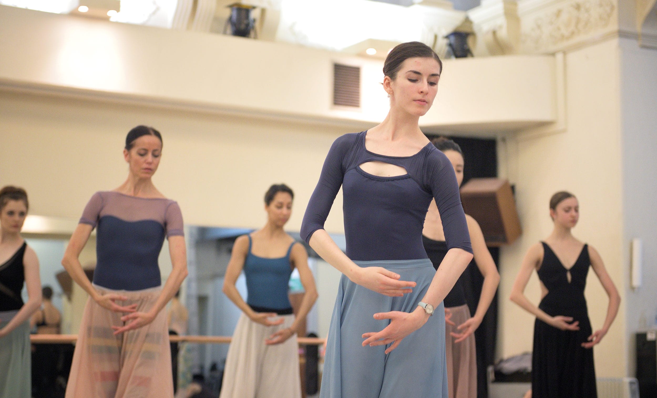 Connie Vowles and Artists of the COmpany in rehearsals for Mary Skeaping's Giselle © Laurent Liotardo