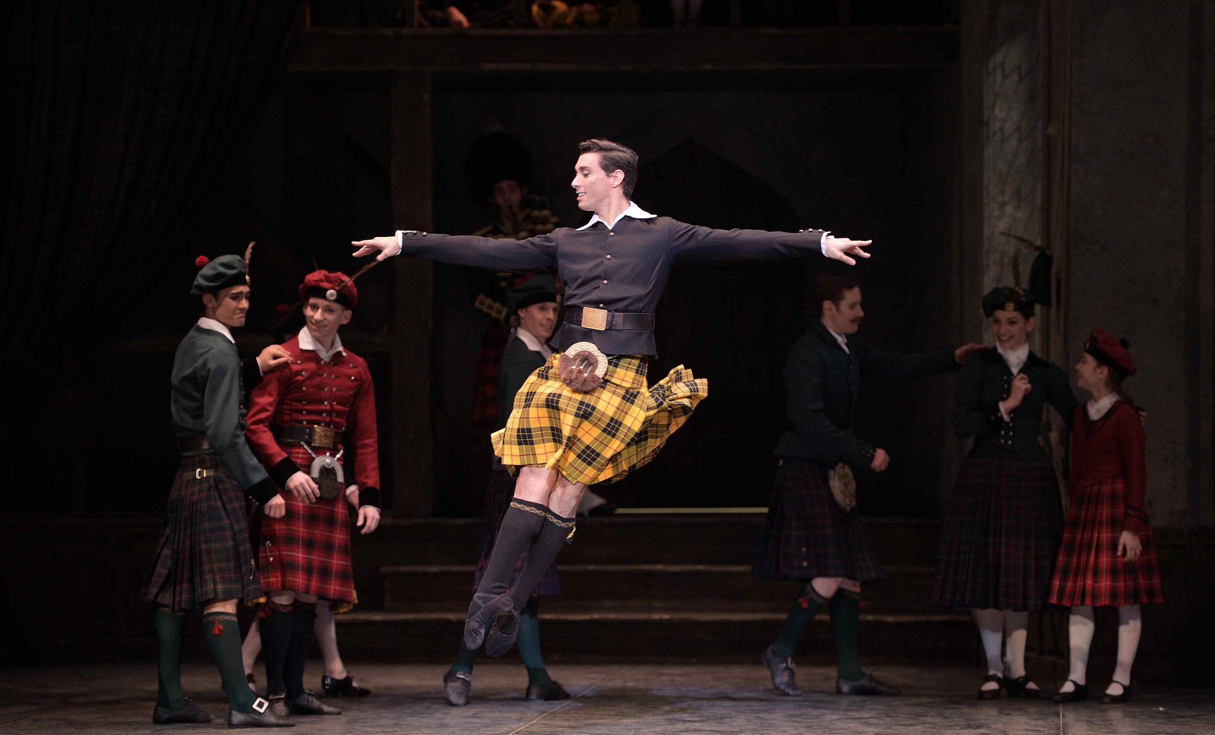 Daniel-Kraus-in-La-Sylphide-©-Laurent-Liotardo