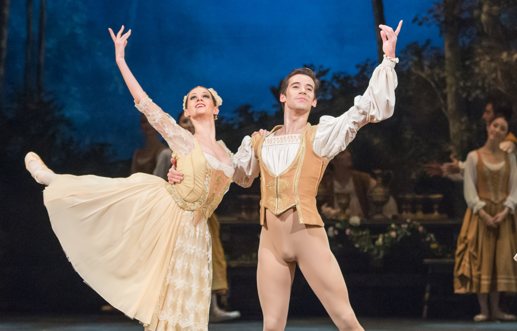 Laurretta Summerscales and Vitor Menezes - Swan Lake - Photo by Arnaud Stephenson