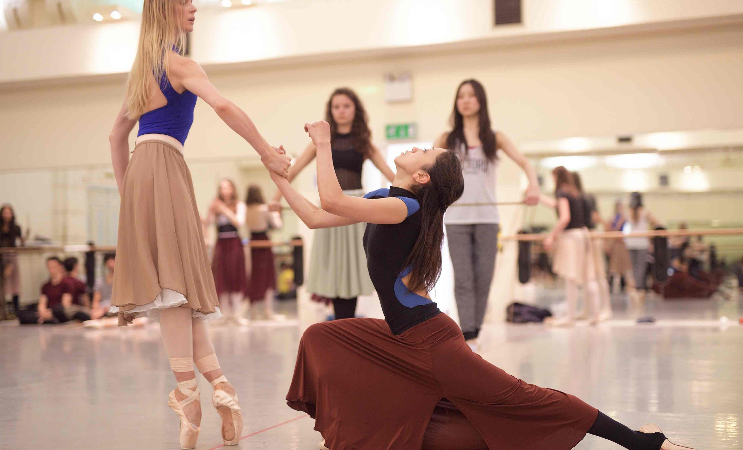 Erina-Takahashi-and-Stina-Quagebeur-rehearsing-Akram-Khan's-Giselle-©-Laurent-Liotardo-(4)