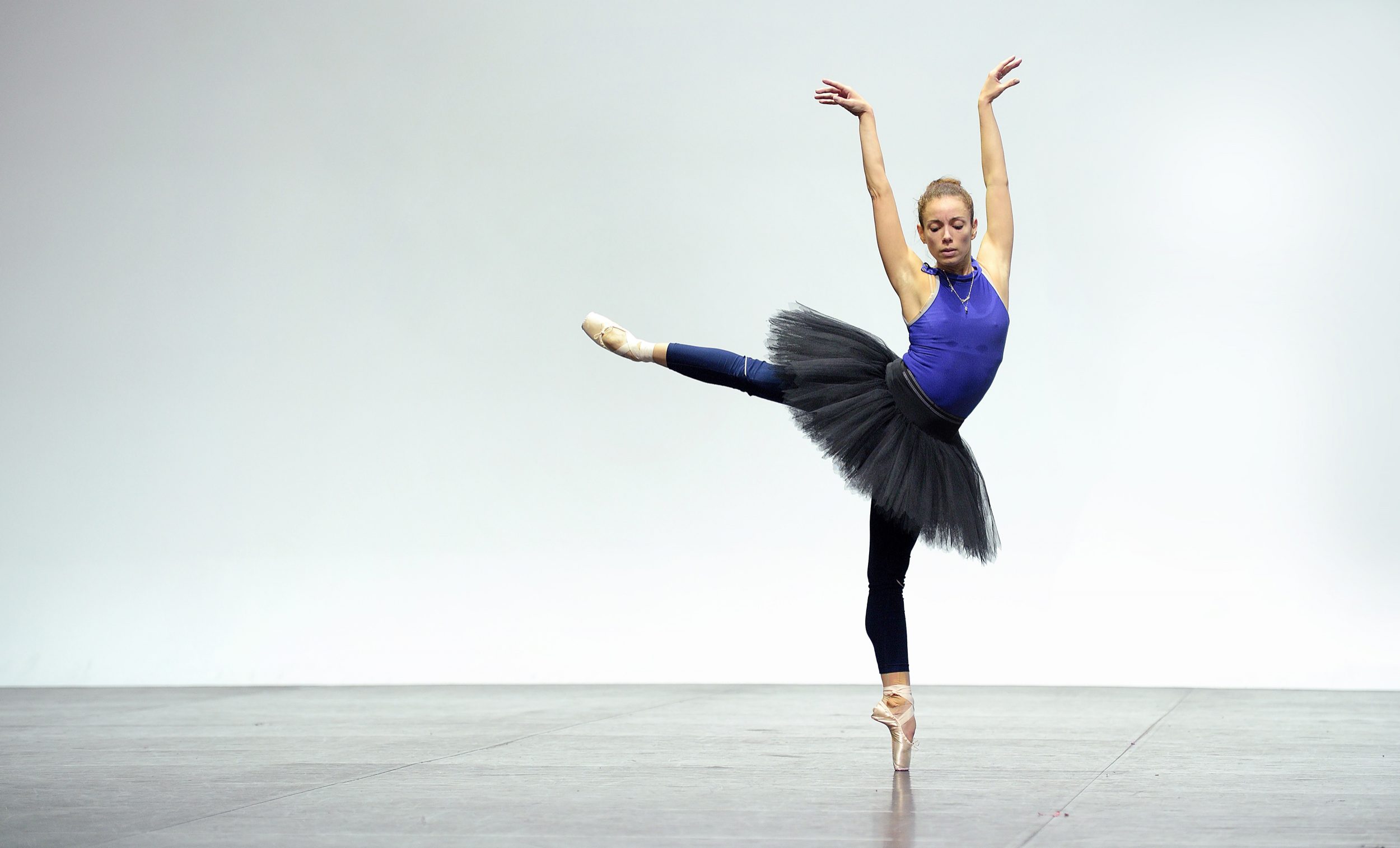 Fernanda-Oliveira-rehearsing-English-National-Ballet's-Swan-Lake-in-the-round-(C)-Laurent-Liotardo