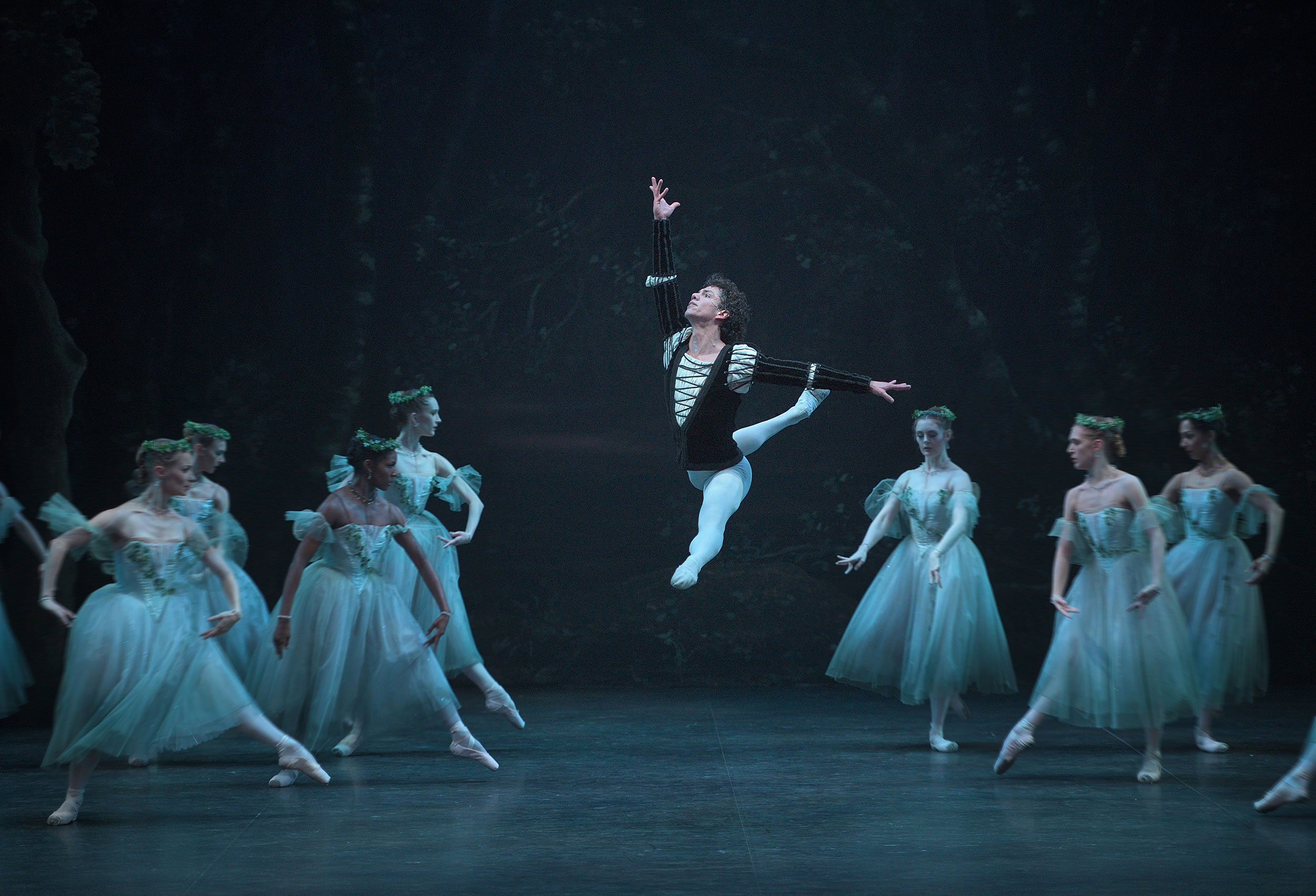 Isaac-Hernandez-as-Albrecht-in-Mary-Skeaping's-Giselle-(c)-Laurent-Liotardo-(4)