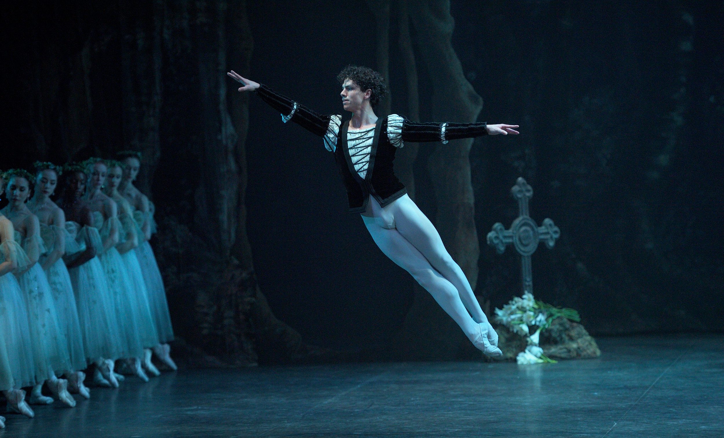 Isaac Hernandez as Albrecht in Mary Skeaping's Giselle (c) Laurent Liotardo (5)