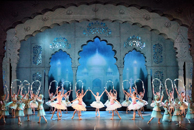 Laurretta Summerscales as Medora with dancers from English National Ballet in Le Corsaire (c) Laurent Liotardo_800x534