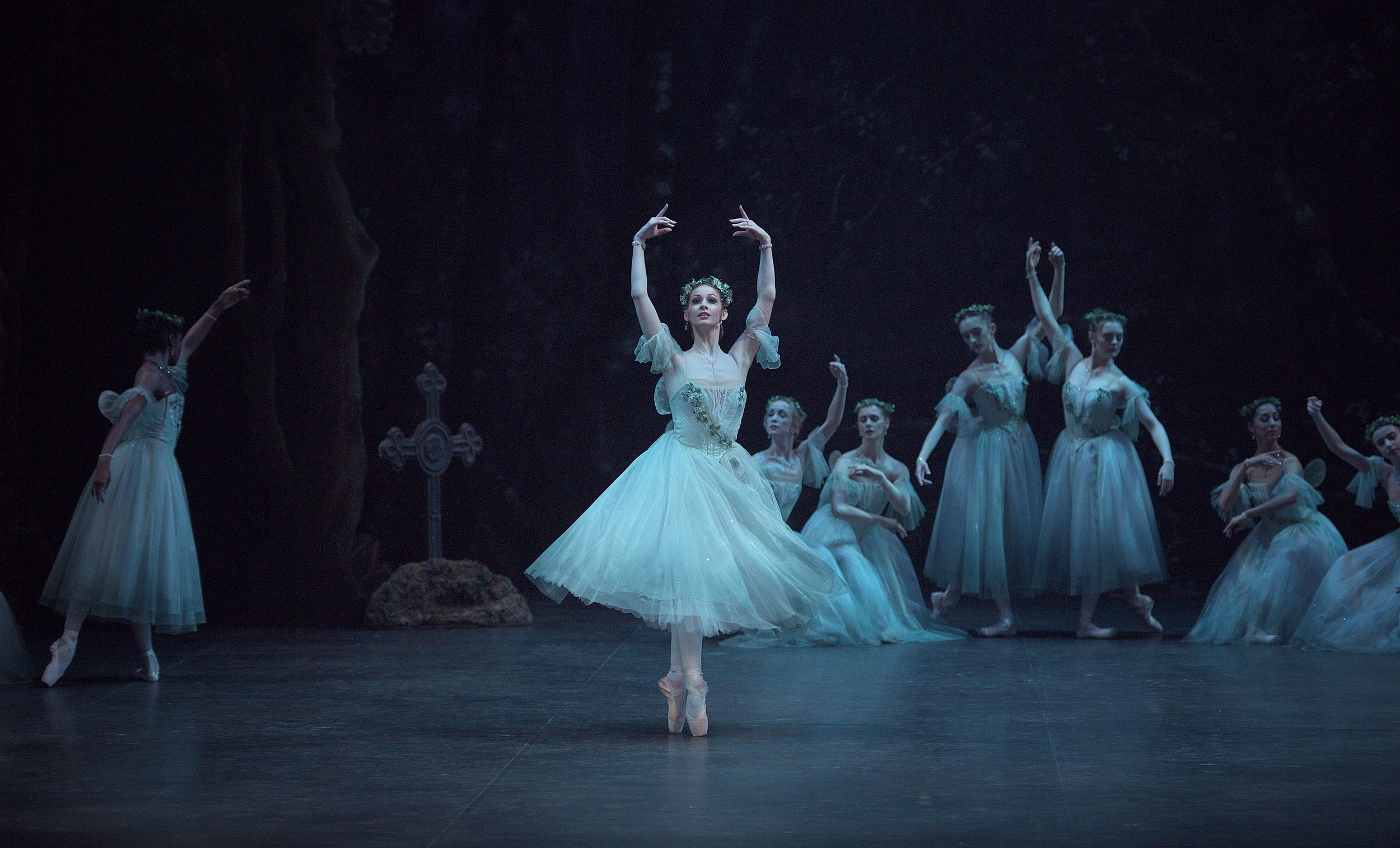 Laurretta-Summerscales-as-Myrtha-in-Mary-Skeaping's-Giselle-(c)-Laurent-Liotardo-(4)