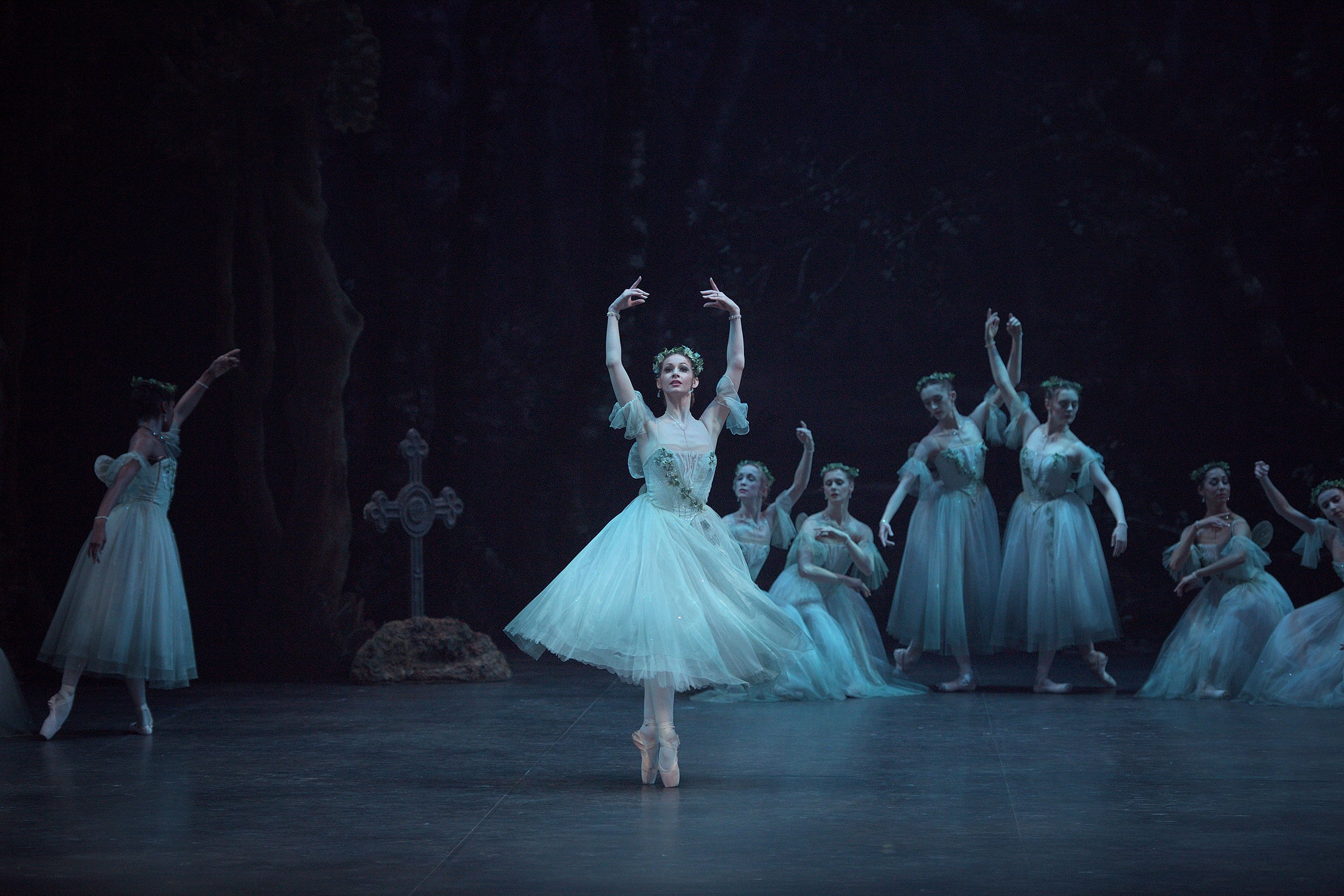 Laurretta-Summerscales-as-Myrtha-in-Mary-Skeaping's-Giselle-(c)-Laurent-Liotardo-(4)