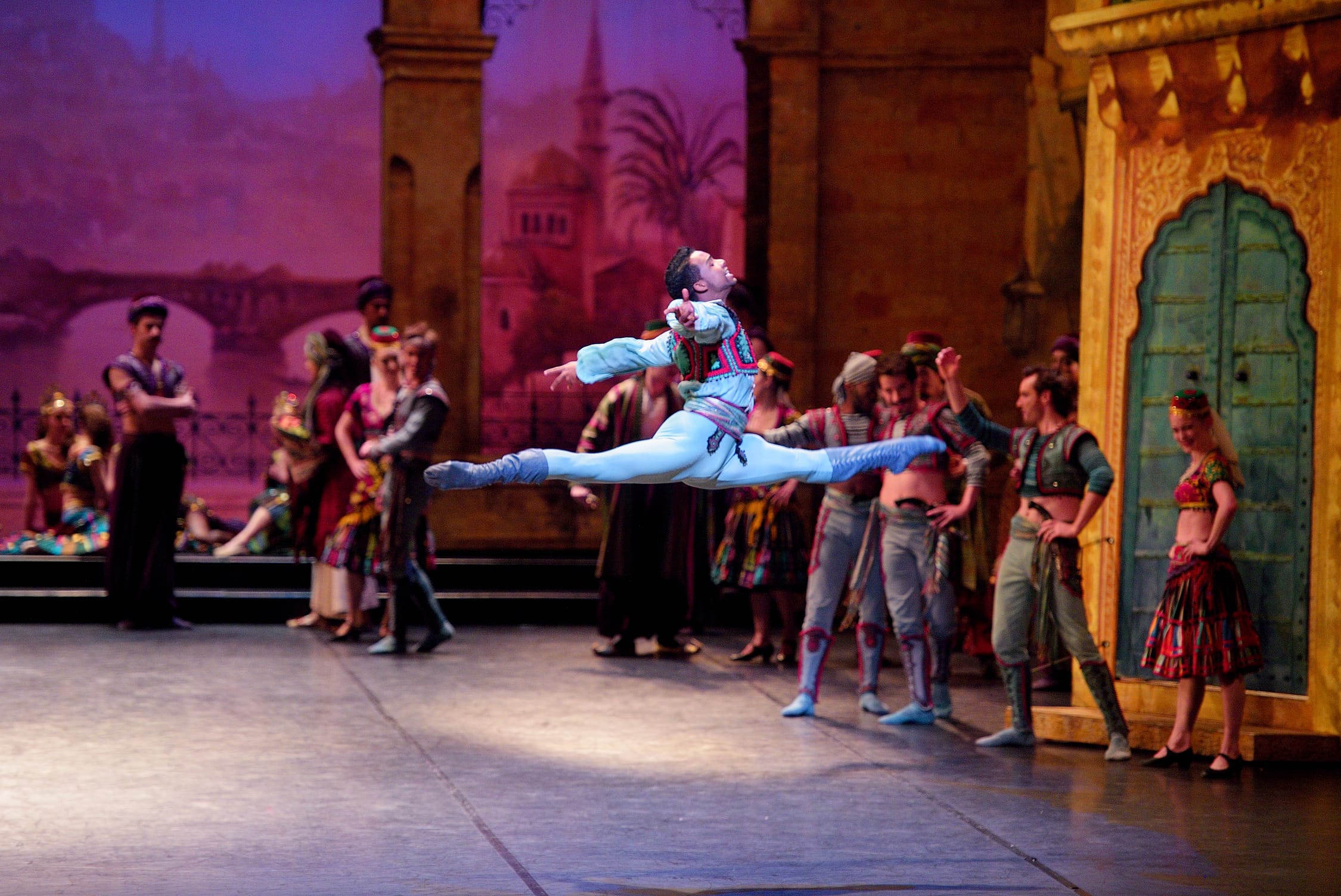 Osiel Gouneo as Conrad in Le Corsaire © Laurent Liotardo