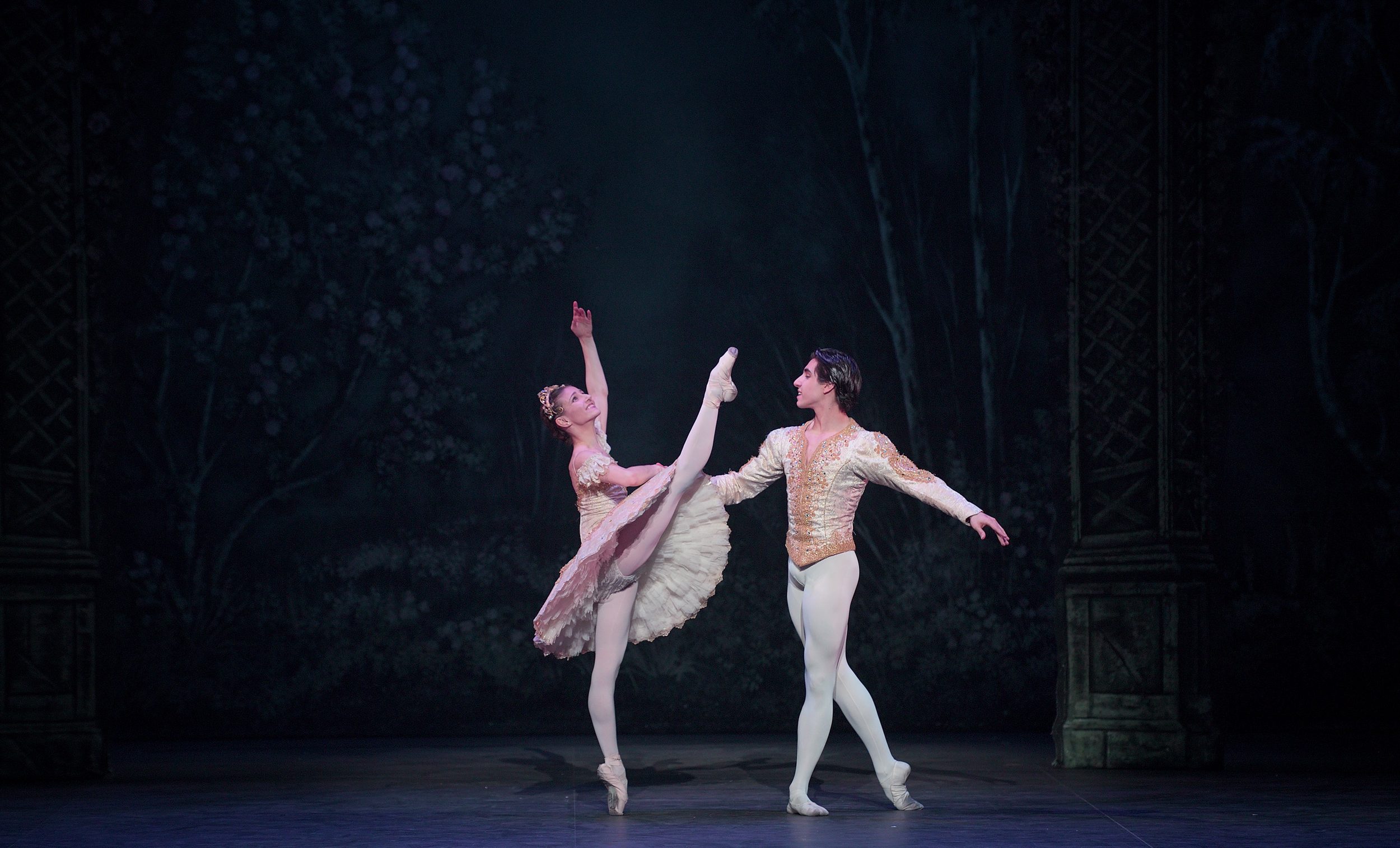 Alina-Cojocaru-and-Cesar-Corrales-in-English-National-Ballet's-Nutcracker-(C)-Laurent-Liotardo-(2)-2500px-for-web