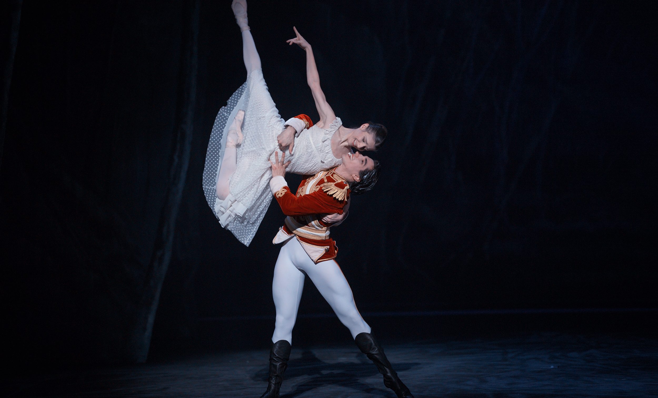 Alina-Cojocaru-and-Cesar-Corrales-in-English-National-Ballet's-Nutcracker-(C)-Laurent-Liotardo-2500px-for-web