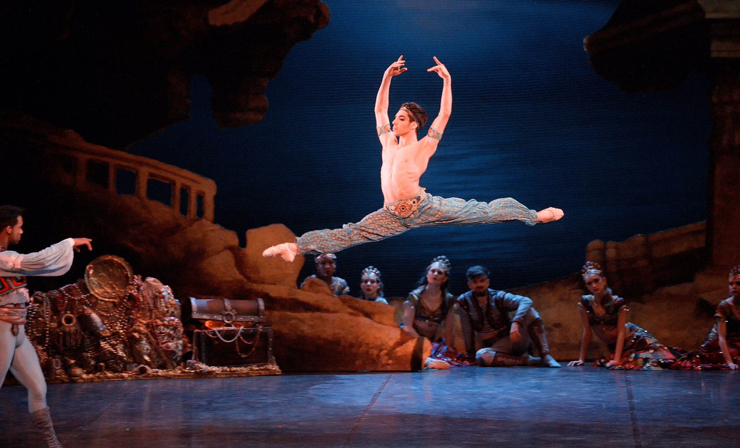Cesar-Corrales-as-Ali-in-Le-Corsaire-(c)-Laurent-Liotardo