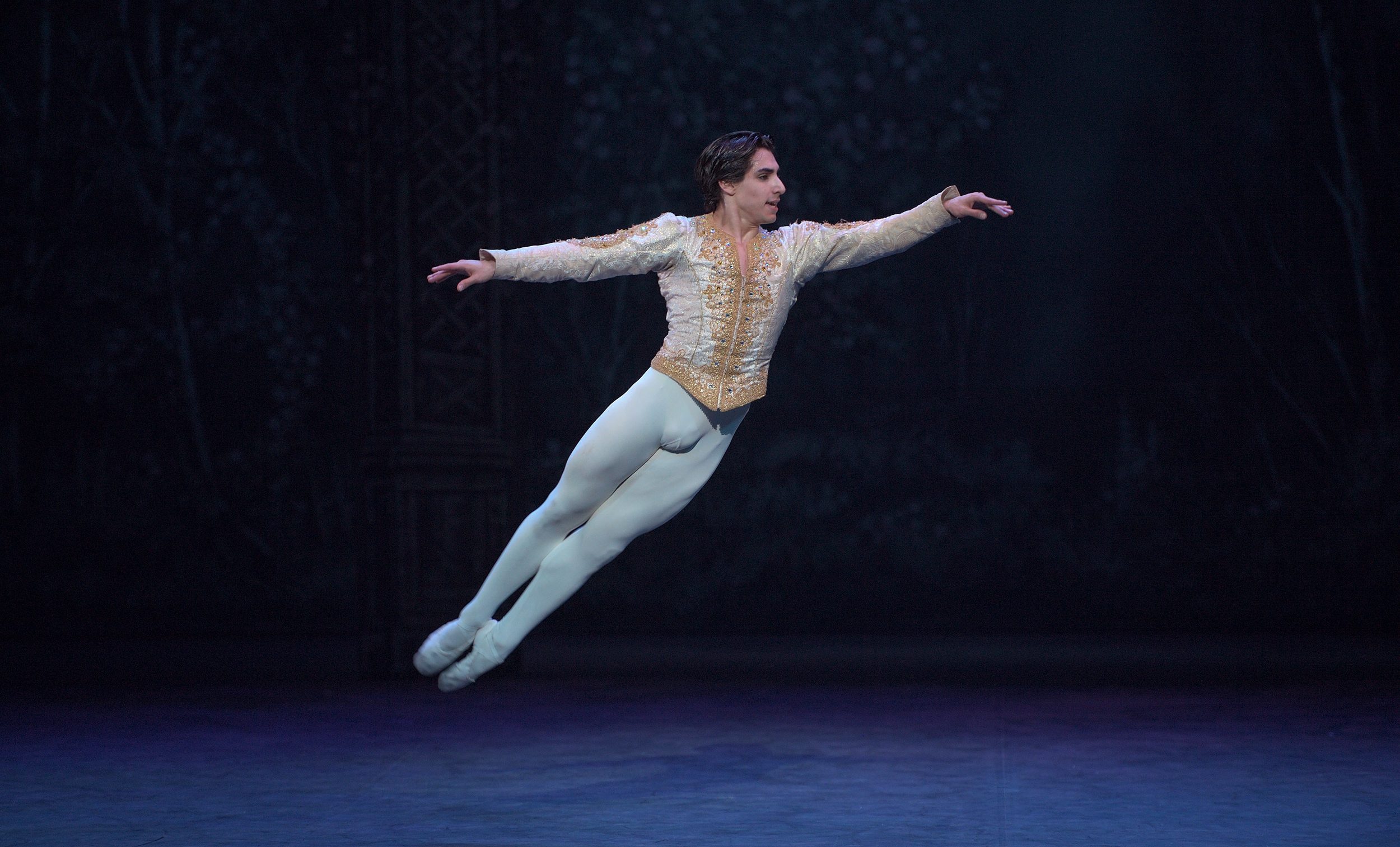 Cesar-Corrales-in-English-National-Ballet's-Nutcracker-(C)-Laurent-Liotardo-(2)-2500px-for-web