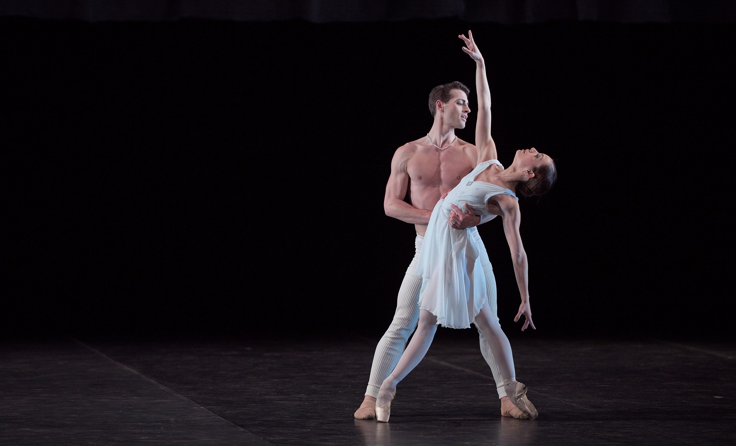 English-National-Ballet,-Fernanda-Oliveira-and-James-Forbat-in-Adagio-Hammerklavier-(c)-Laurent-Liotardo-(3)-2500px