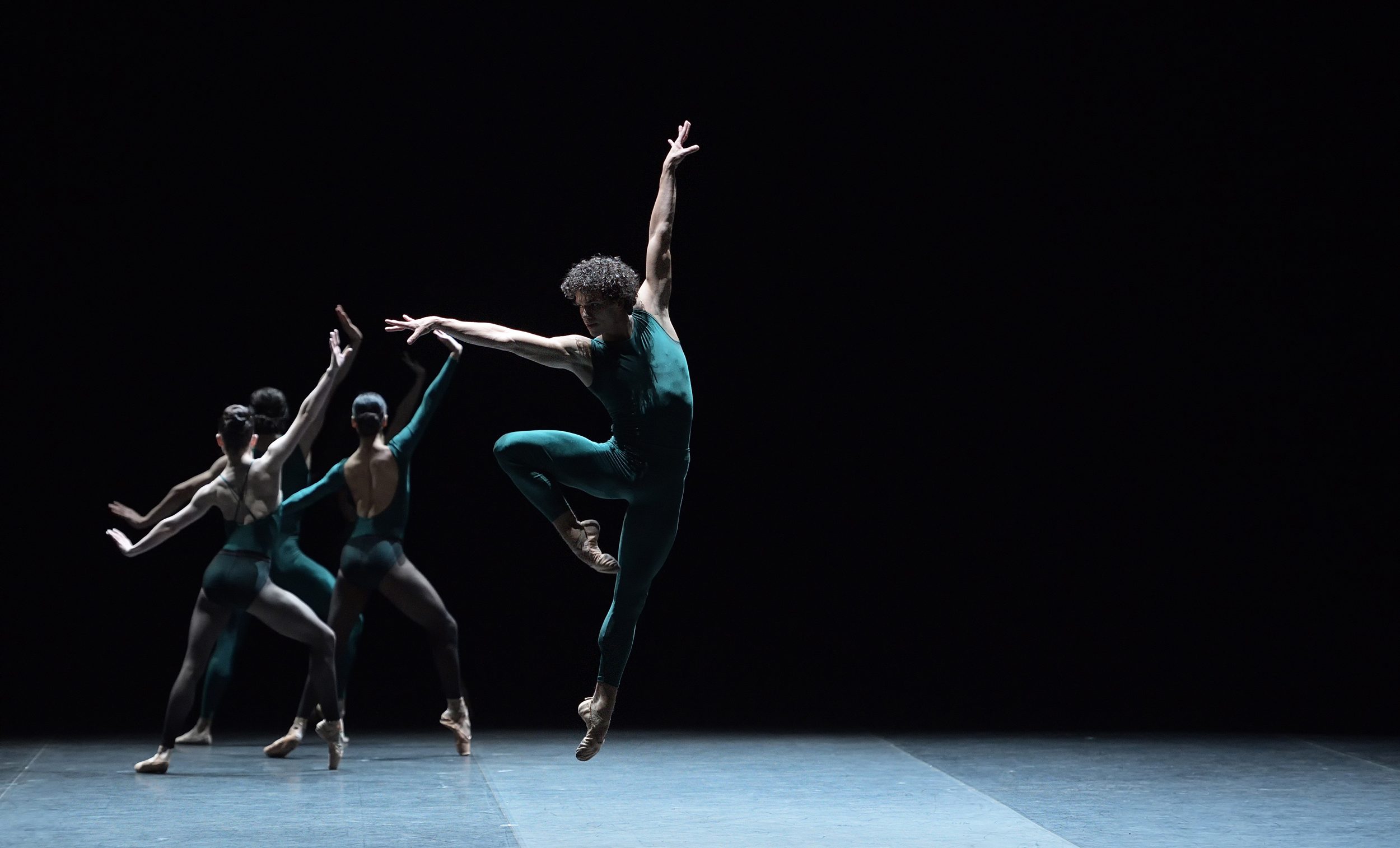 English-National-Ballet,-Isaac-Hernández-in-In-the-Middle,-Somewhat-Elevated-(c)-Laurent-Liotardo-2500px