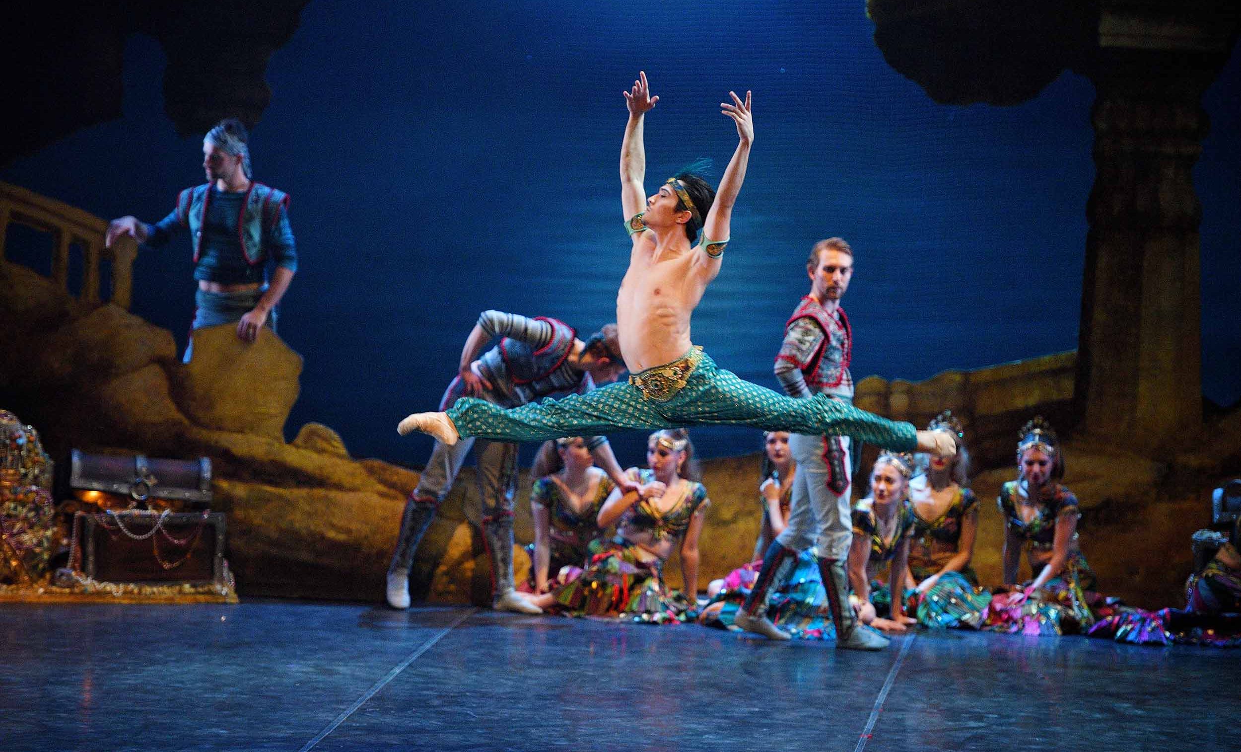 Jeffrey-Cirio-in-Le-Corsaire-(c)-Laurent-Liotardo-(2)