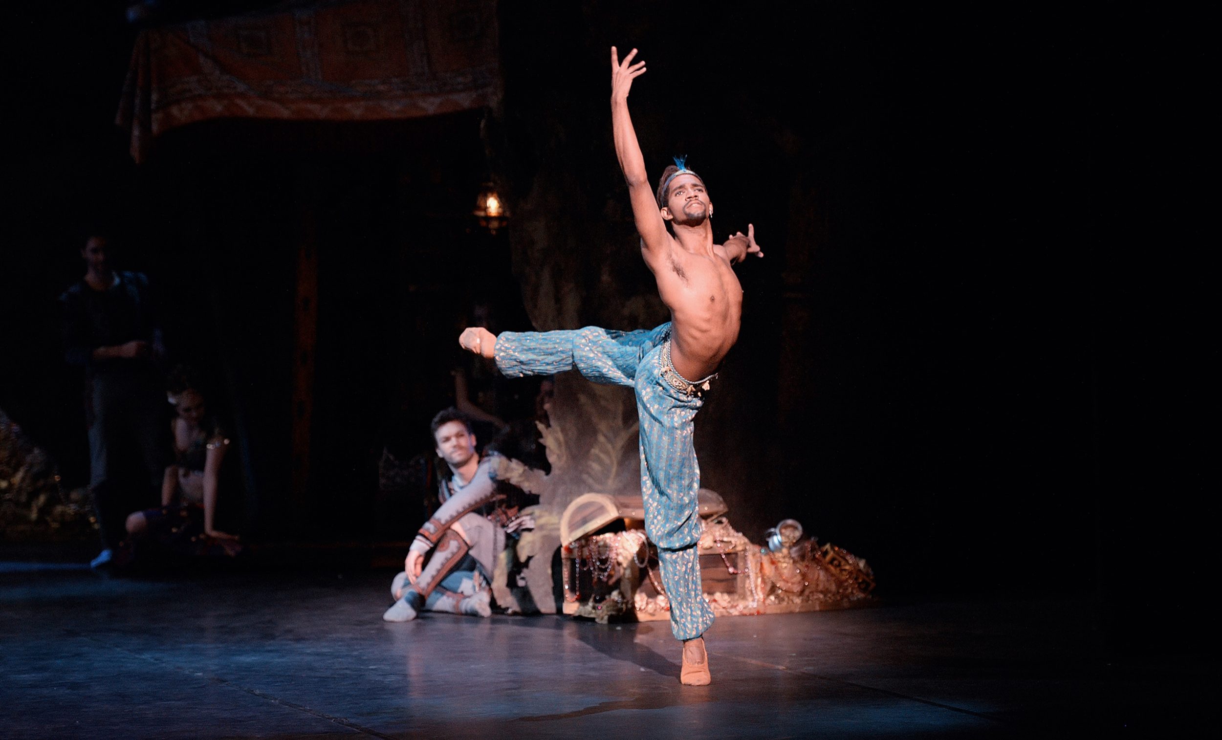 Junor Souza as Ali in Le Corsaire © Laurent Liotardo