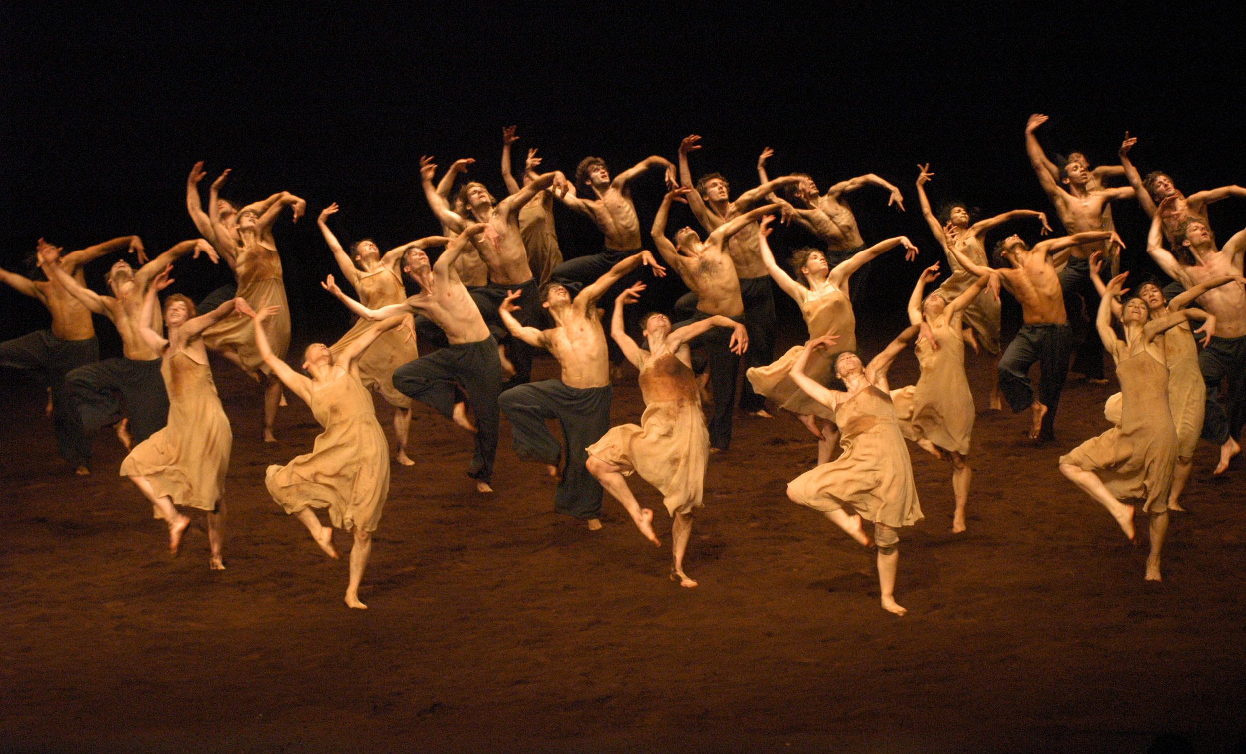 LE-SACRE-DU-PRINTEMPS-Ensemble-2006-phot-ulli-weiss-copyright-pina-bausch-foundation