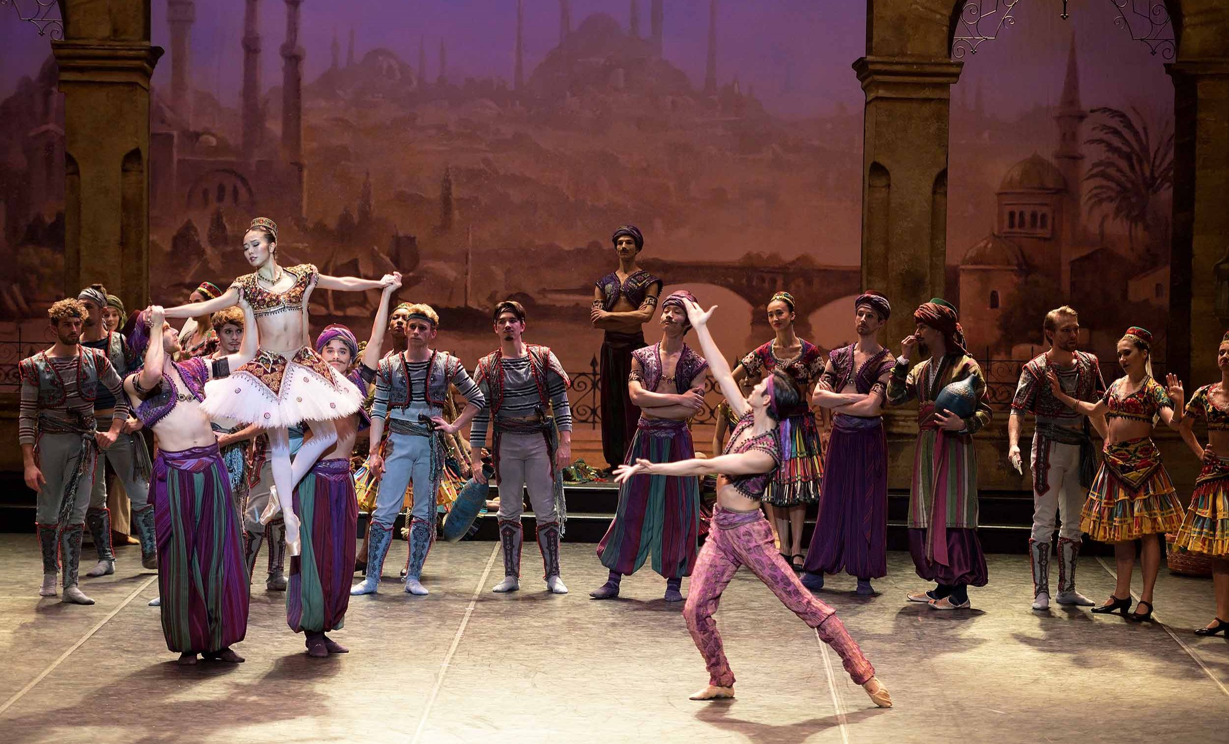 Shiori-Kase-as-Gulnare-and-Ken-Saruhashi-as-Lankendem-in-Le-Corsaire-(c)-Laurent-Liotardo