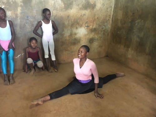Student of the Kibera Ballet Club stretching © Isabelle Brouwers