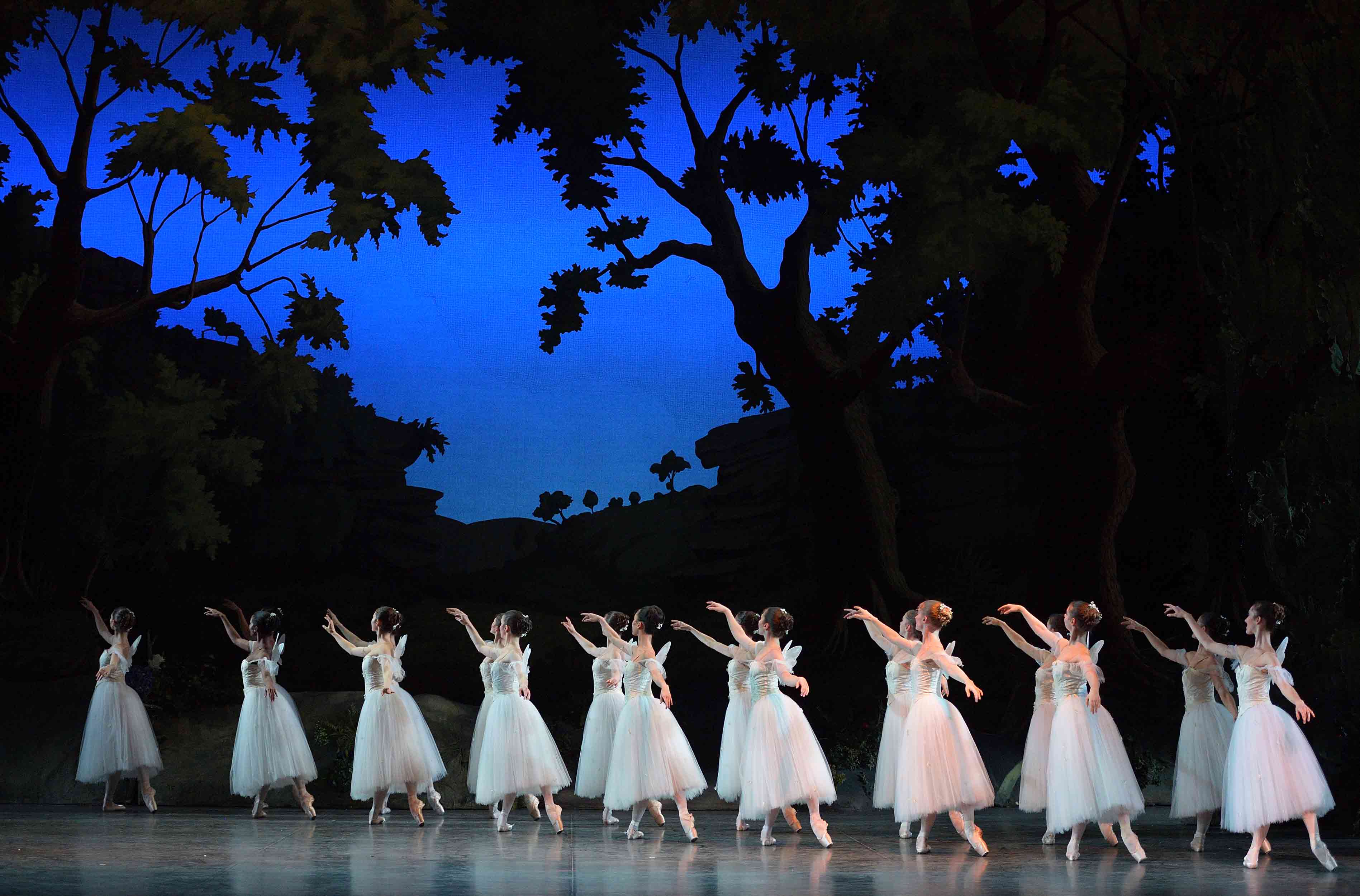English-National-Ballet-in-La-Sylphide-©-Laurent-Liotardo-(5)