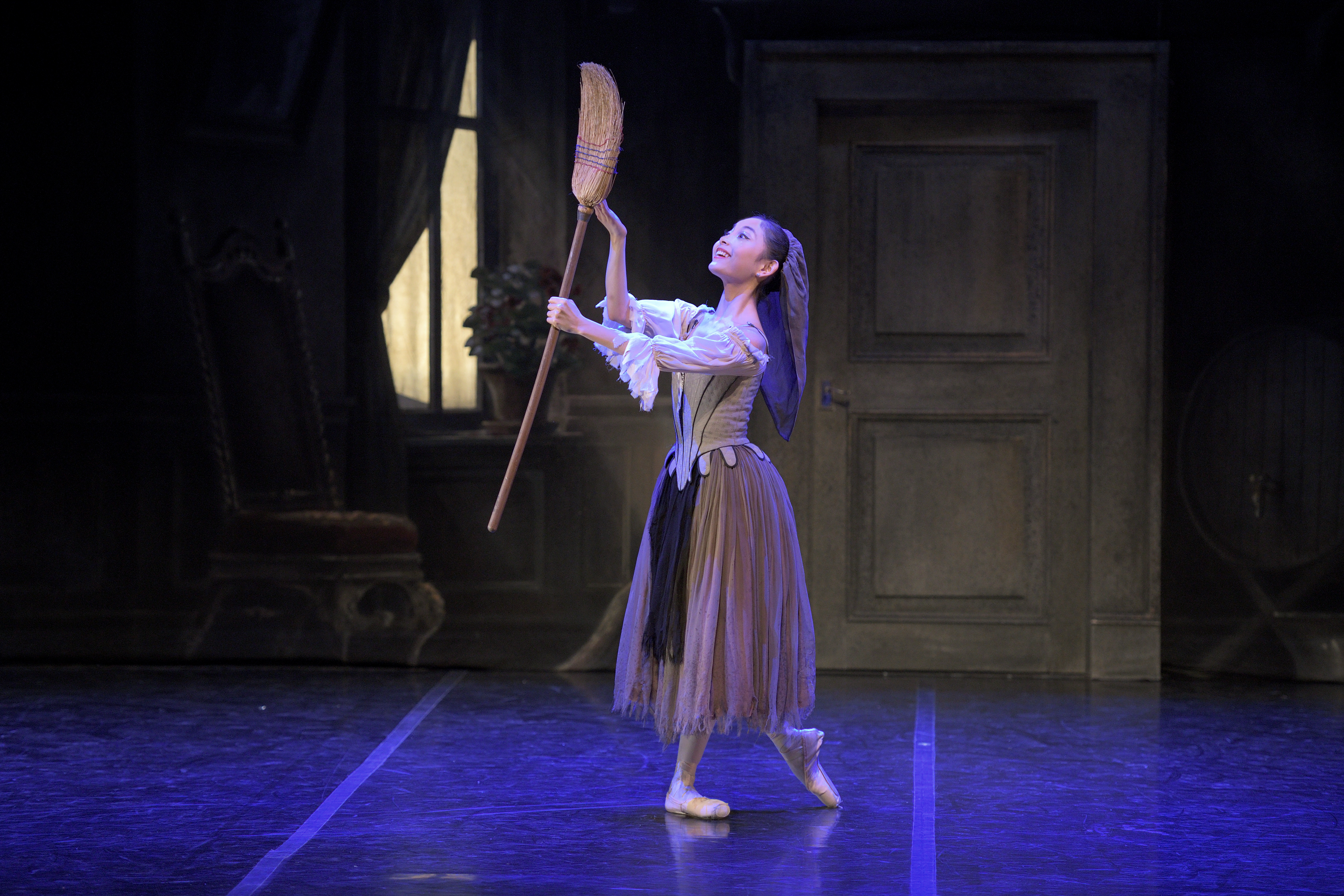 Remi Nakano as Cinderella in My First Ballet Cinderella © Laurent Liotardo (5)