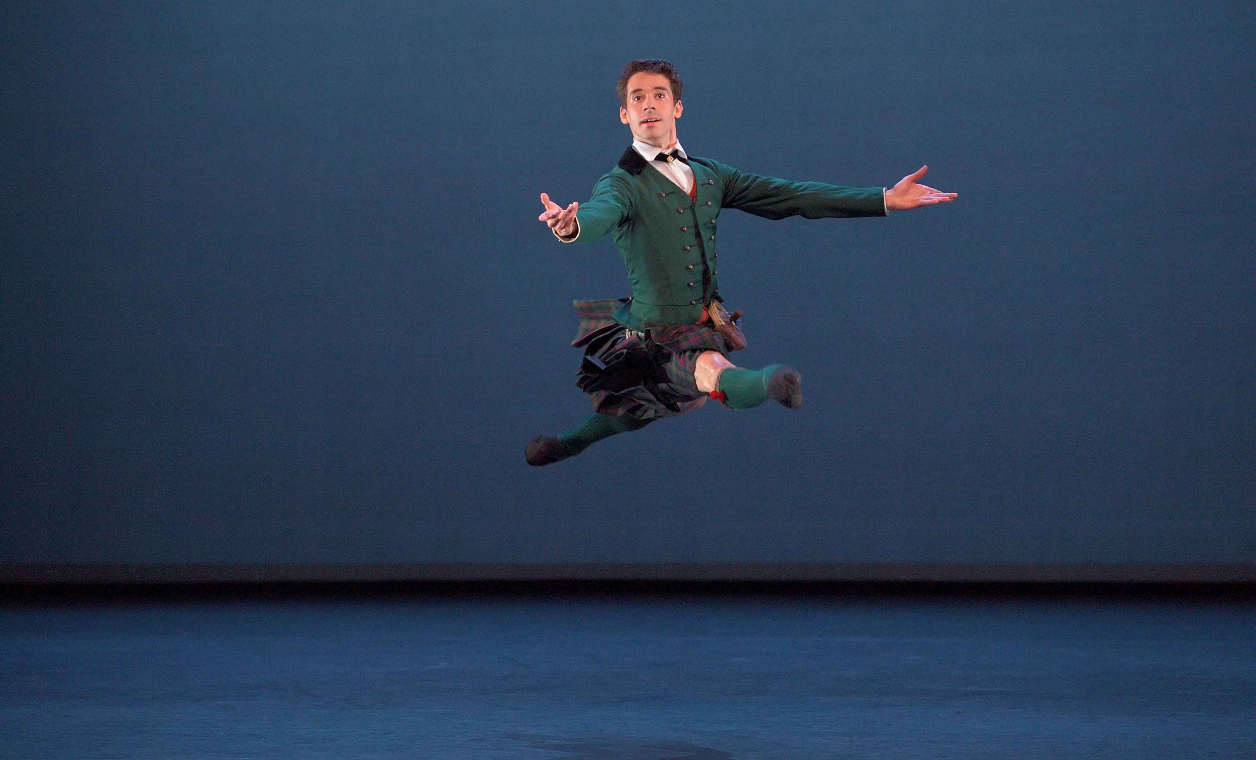 Guilherme-Menezes-performing-La-Sylphide-pas-de-duex-©-Laurent-Liotardo