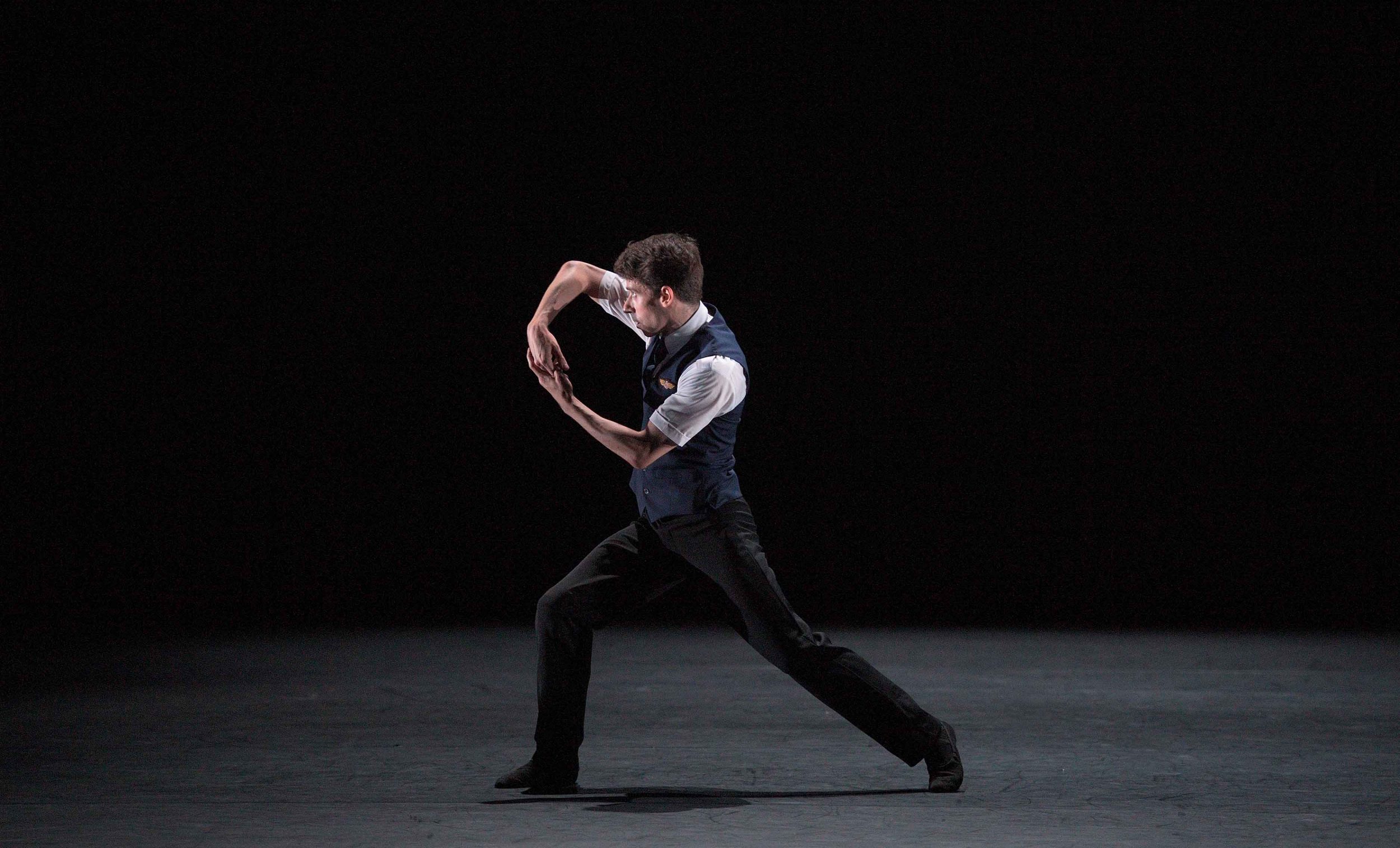 Guilherme-Menzes-performing-Flight-Plan-©-Laurent-Liotardo