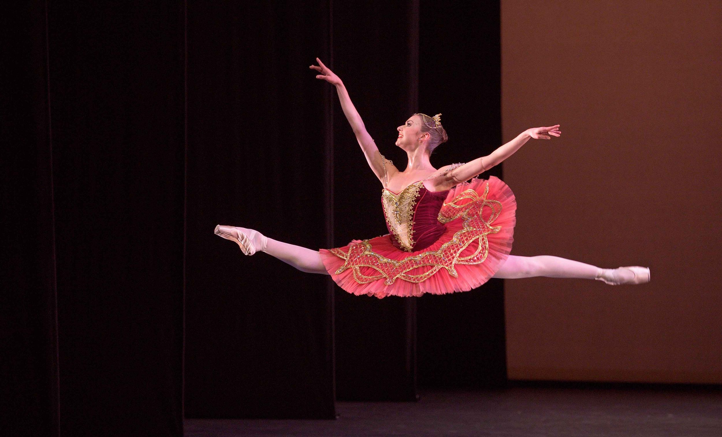 Isabelle-Brouwers-and-Emilio-Pavan-performing-Paquita-©-Laurent-Liotardo--(5)