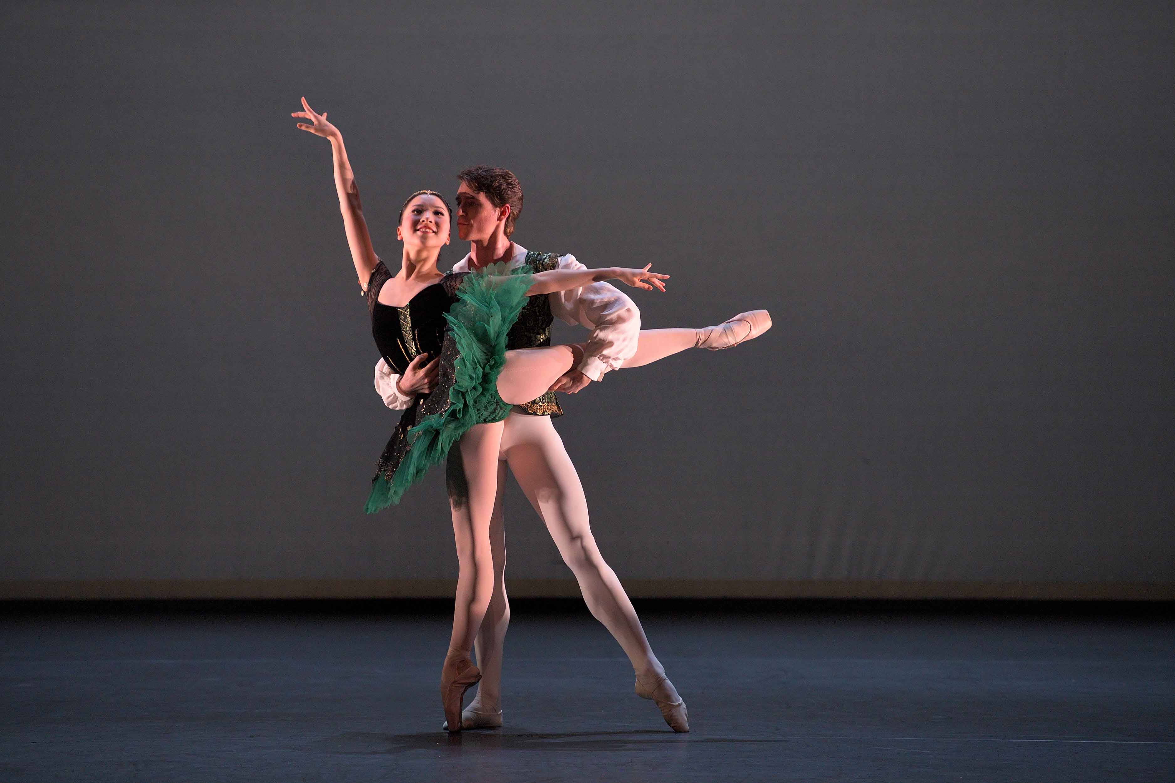 Rina-Kanehara-and-Aitor-Arrieta-performing-the-Esmeralda-pas-de-deux-(c)-Laurent-Liotardo