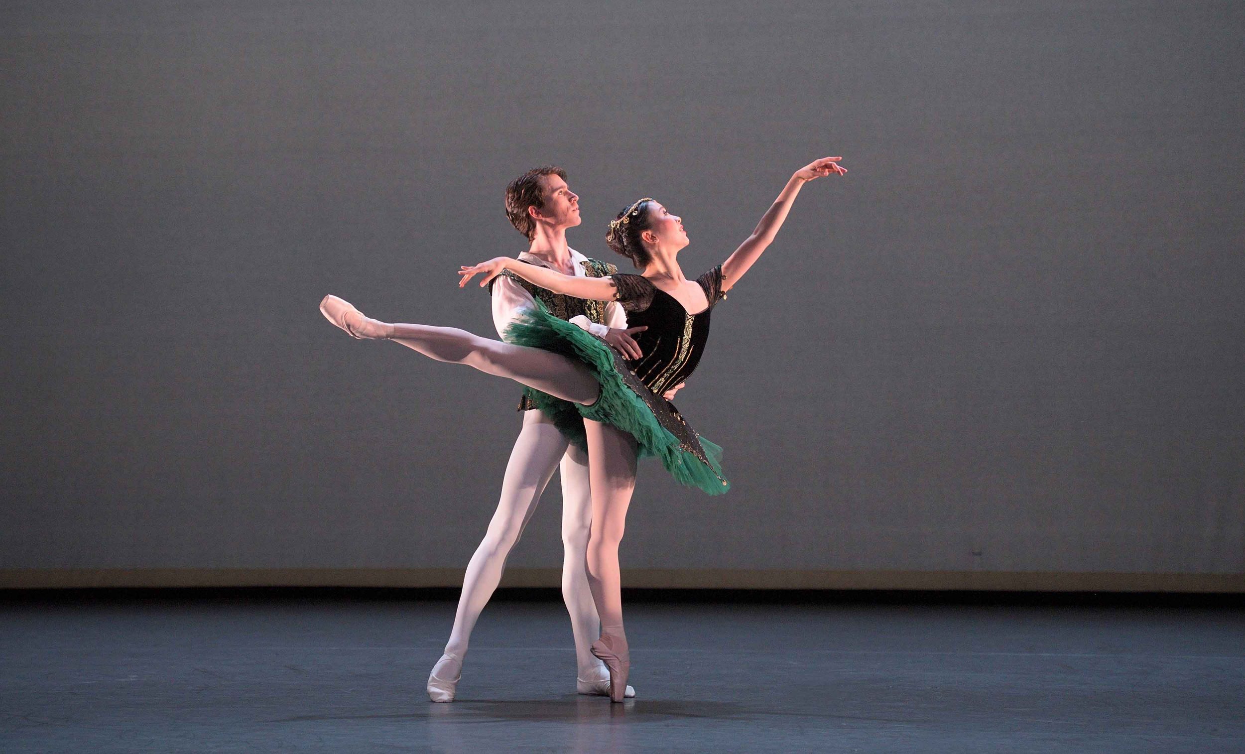 Rina-Kanehara-and-Aitor-Arrieta-performing-the-Esmeralda-pas-de-deux-©-Laurent-Liotardo-(2)
