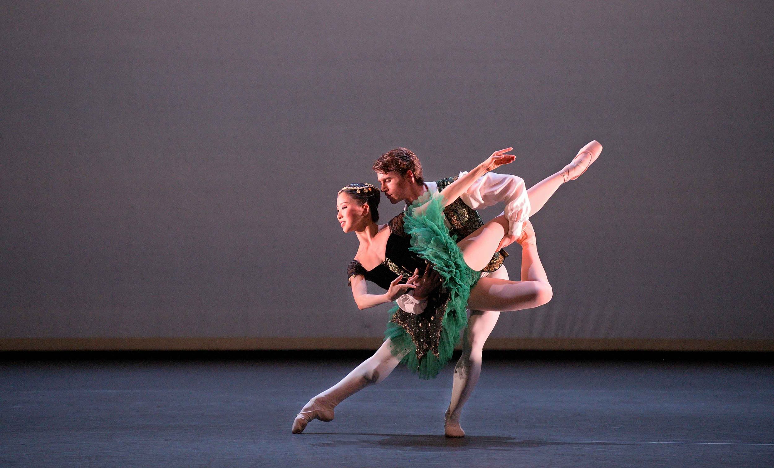 Rina-Kanehara-and-Aitor-Arrieta-performing-the-Esmeralda-pas-de-deux-©-Laurent-Liotardo-(3)