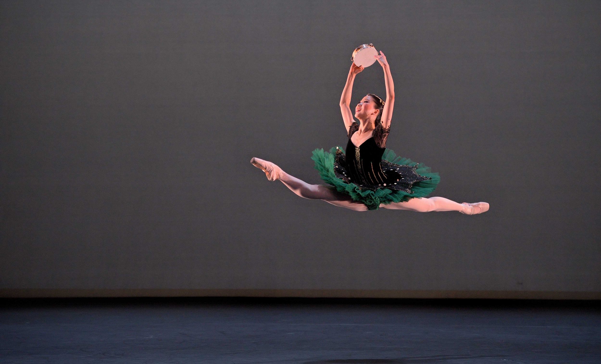 Rina-Kanehara-performing-the-Esmeralda-pas-de-deux-(c)-Laurent-Liotardo