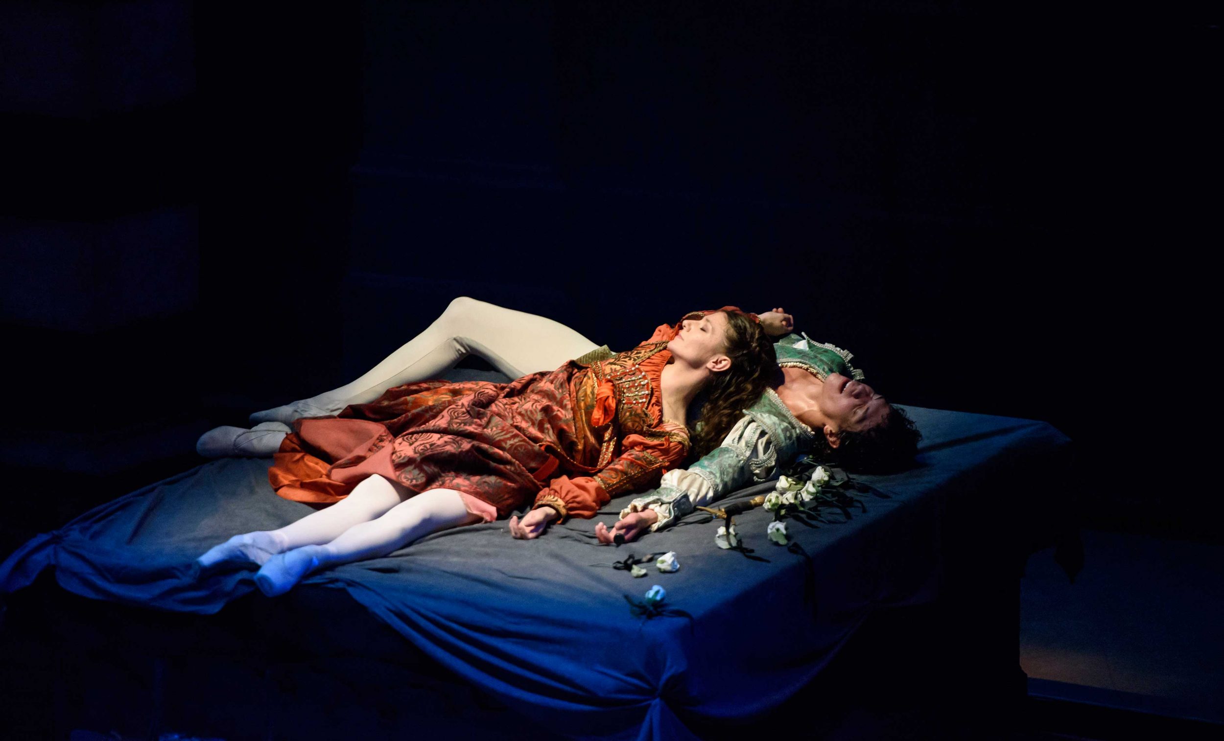 Alina-Cojocaru-and-Isaac-Hernandez-in-Romeo-&-Juliet-©Bill-Cooper-(5)