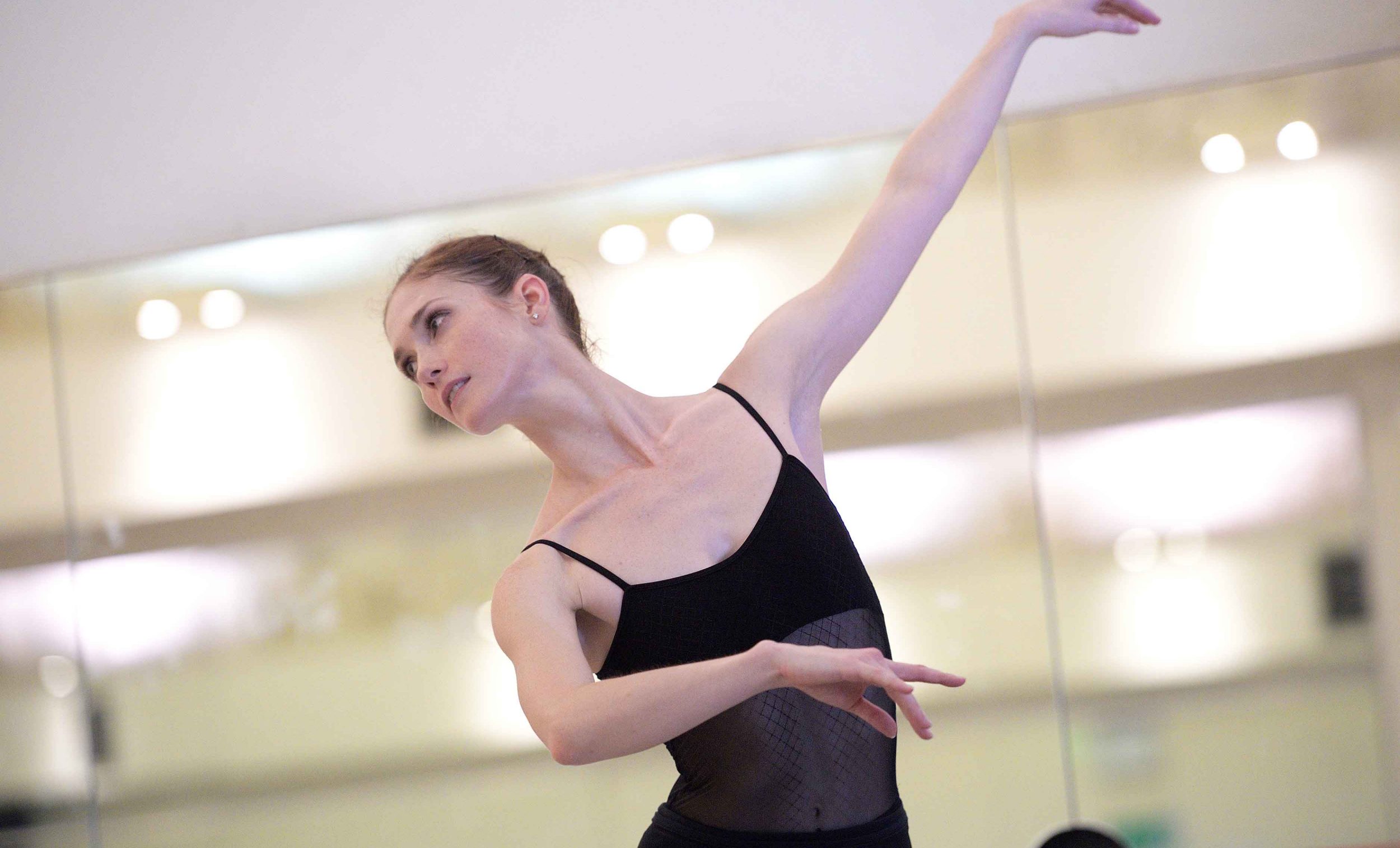 Alison-McWhinney-rehearsing-La-Sylphide-©-Laurent-Liotardo-(2)